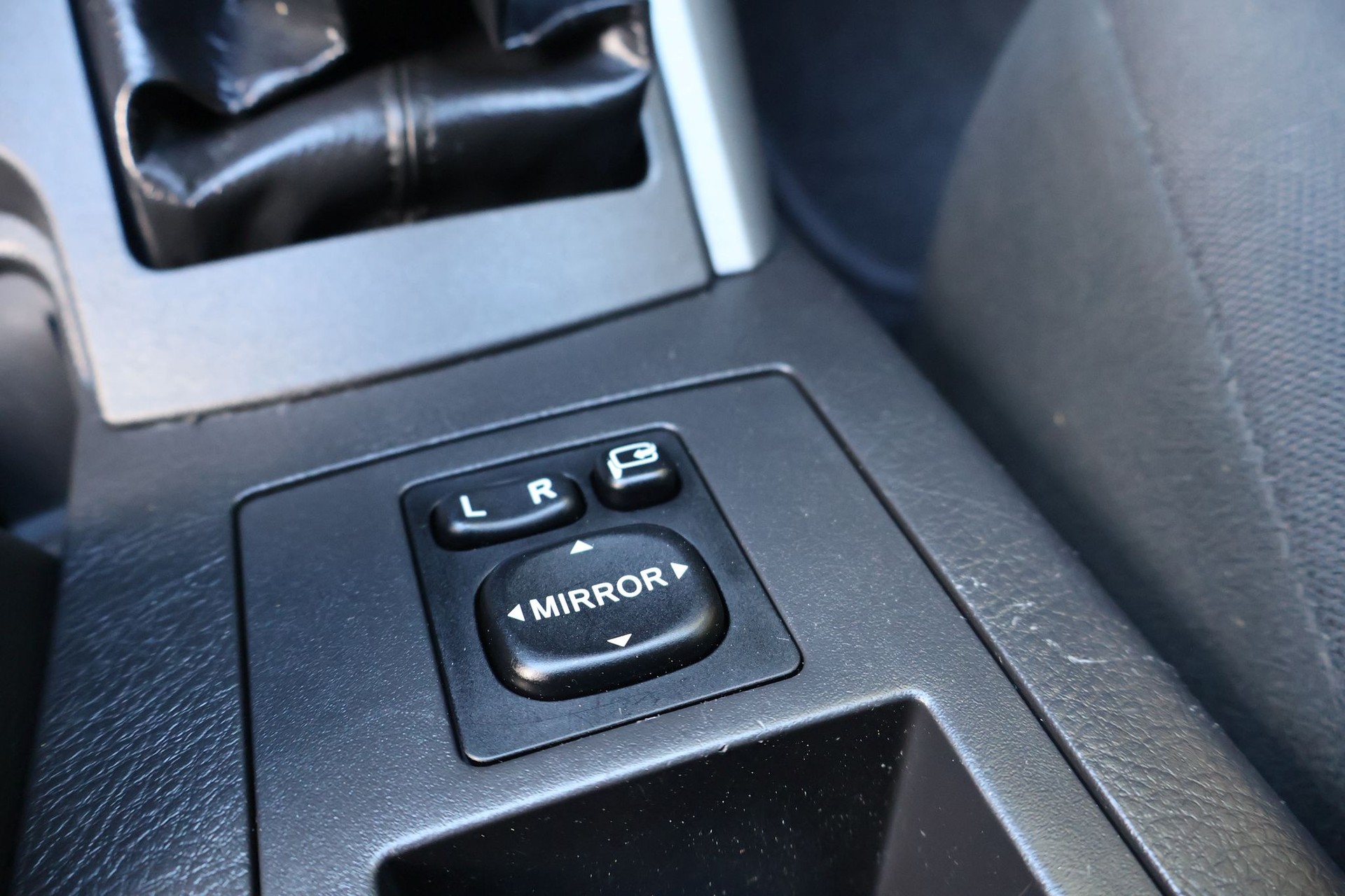TOYOTA RAV-4 2.0 16V Linea Terra-image-9