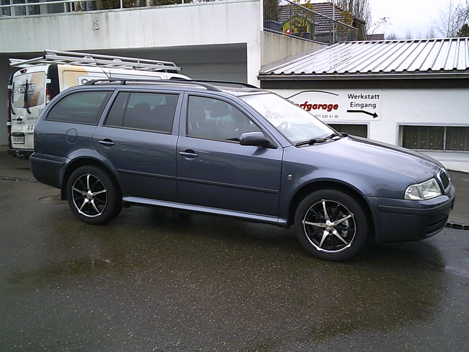 SKODA Octavia 1.8 Turbo Tour-image-0