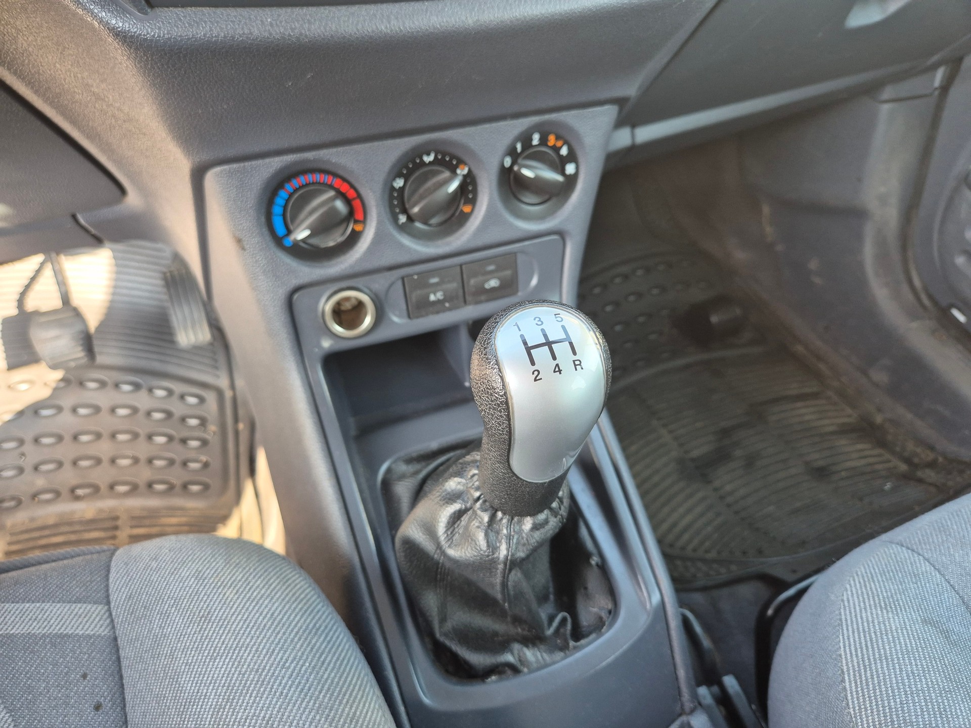FORD TOURNEO CONNECT-image-12