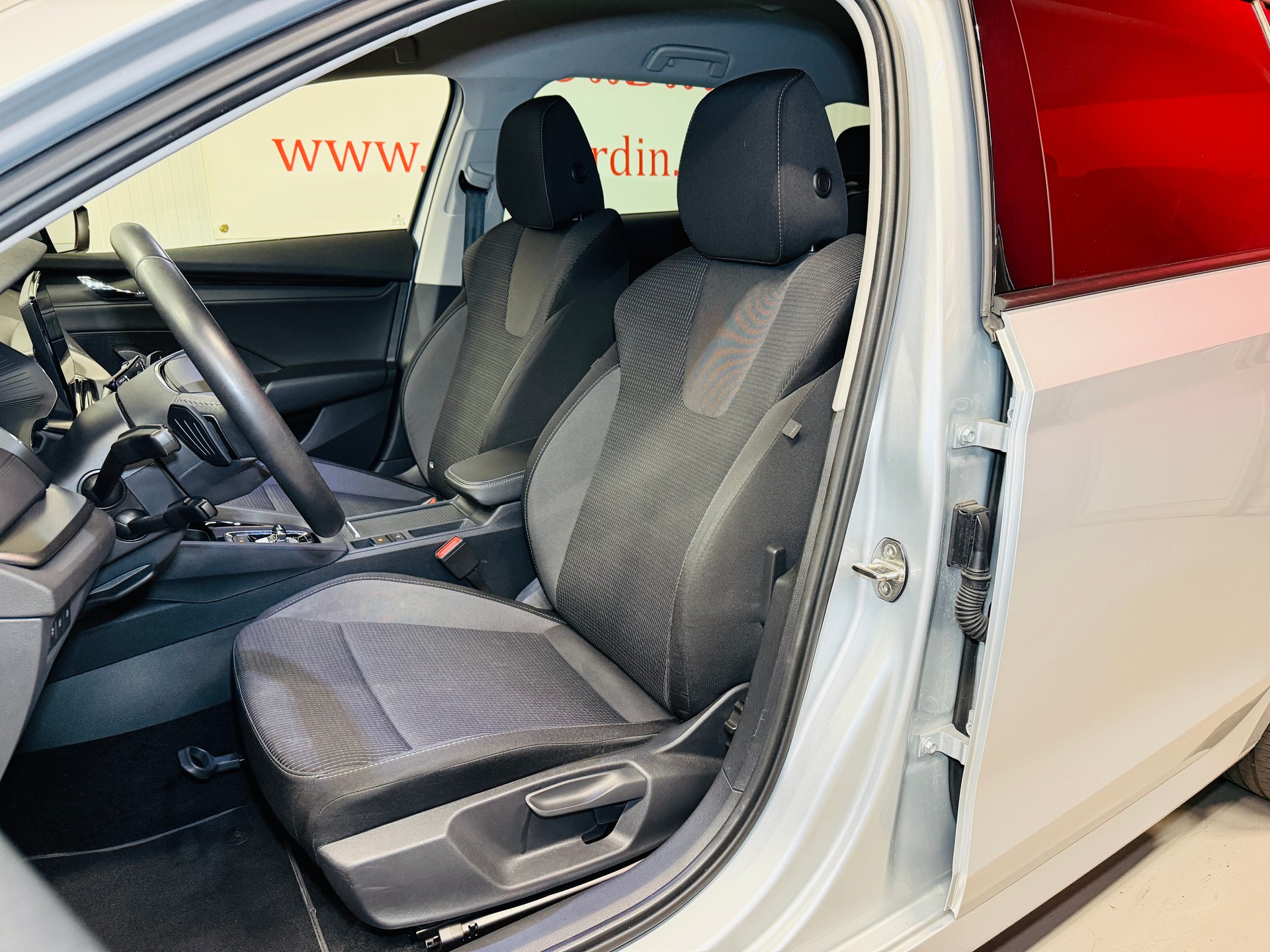 SKODA Octavia Combi 2.0 TDI DSG Ambition PREMIUM 4x4 - Matrix LED / ACC / Navi-image-4