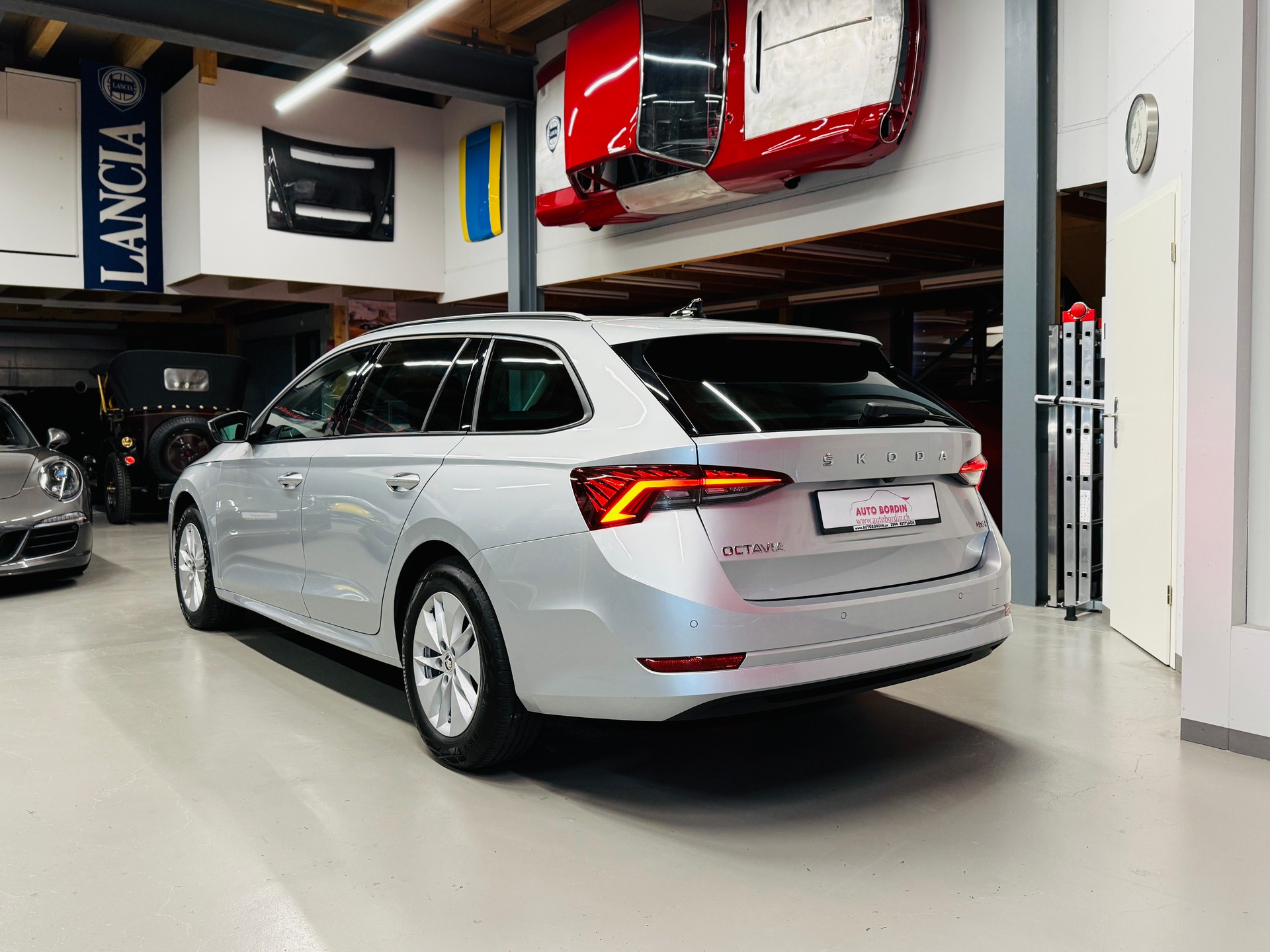 SKODA Octavia Combi 2.0 TDI DSG Ambition PREMIUM 4x4 - Matrix LED / ACC / Navi-image-10