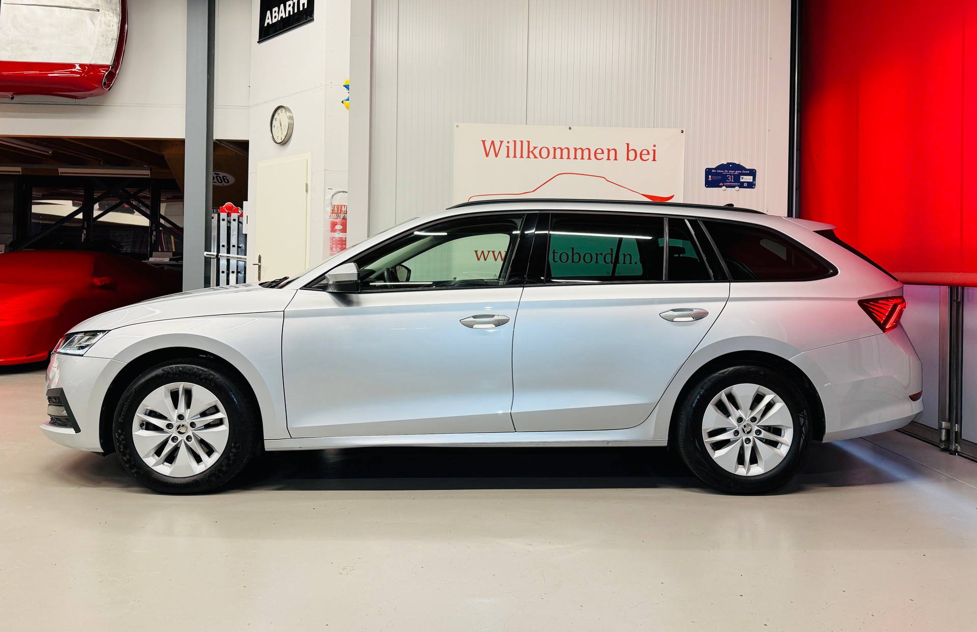 SKODA Octavia Combi 2.0 TDI DSG Ambition PREMIUM 4x4 - Matrix LED / ACC / Navi-image-2