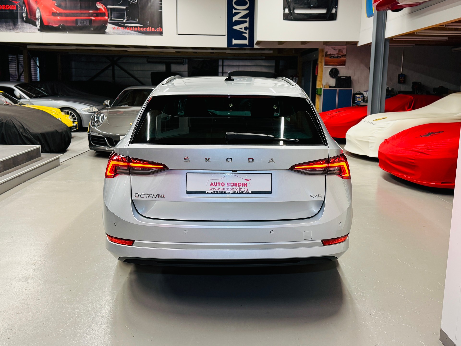 SKODA Octavia Combi 2.0 TDI DSG Ambition PREMIUM 4x4 - Matrix LED / ACC / Navi-image-11