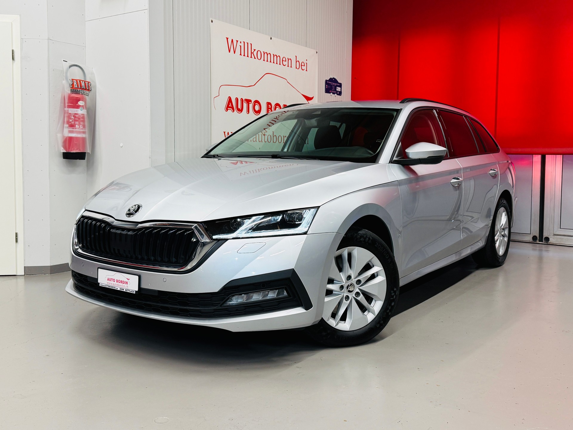 SKODA Octavia Combi 2.0 TDI DSG Ambition PREMIUM 4x4 - Matrix LED / ACC / Navi-image-0