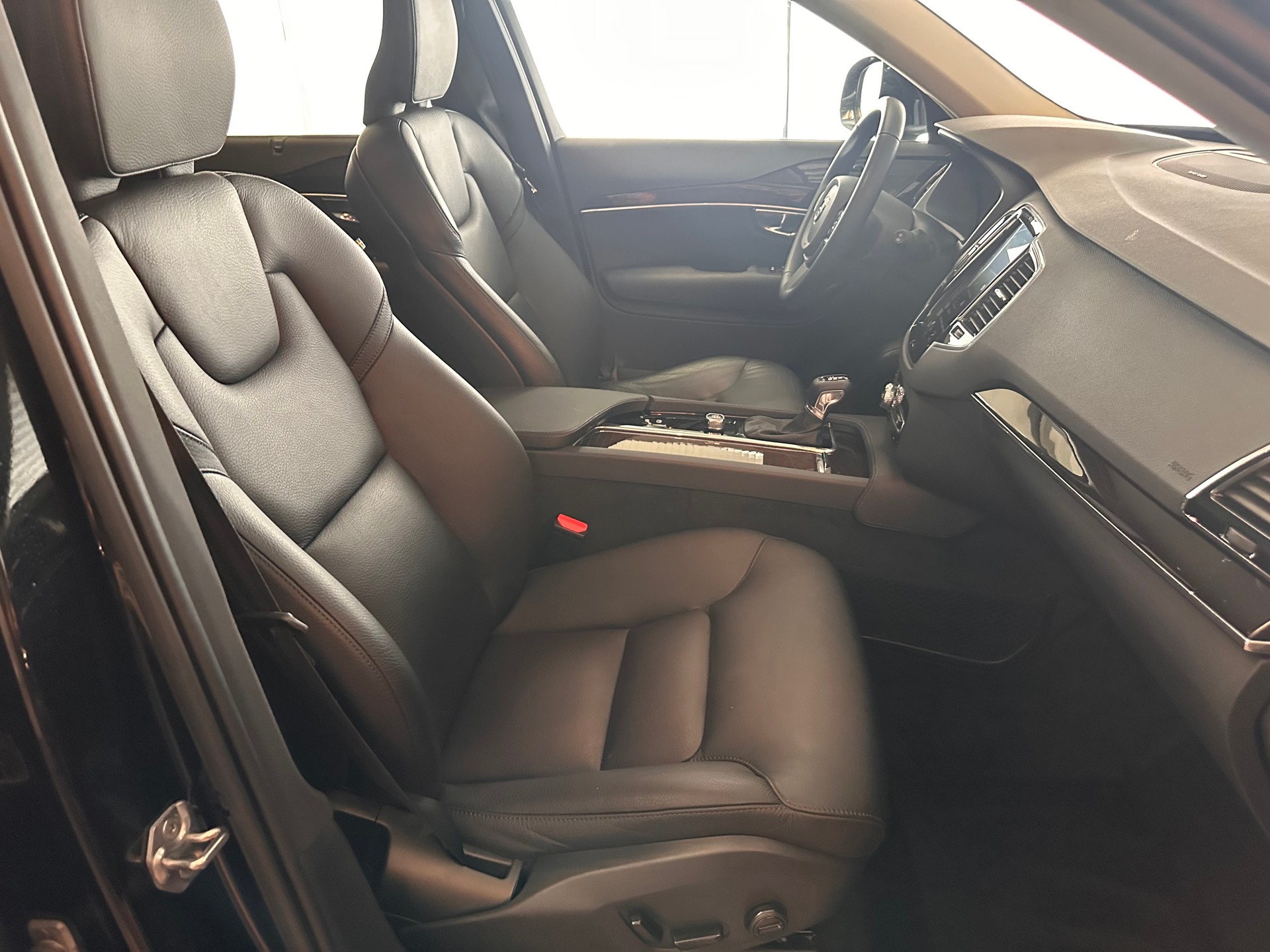 VOLVO XC90 2.0 D5 Momentum 7P. AWD-image-27