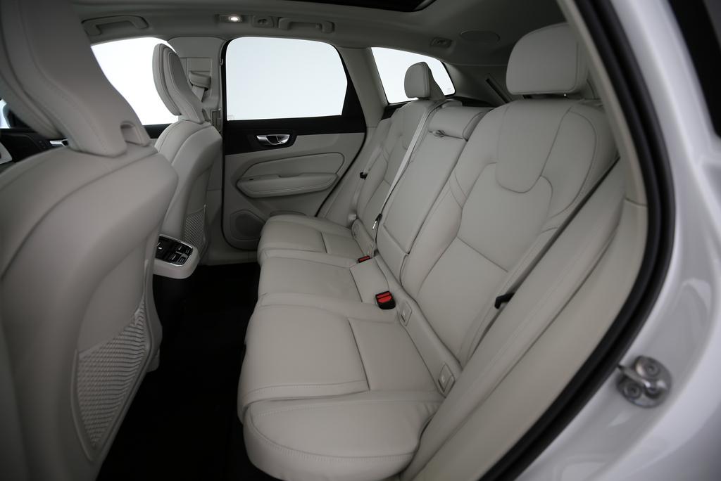 VOLVO XC60 2.0 B5 MH Ultra Dark AWD-image-10