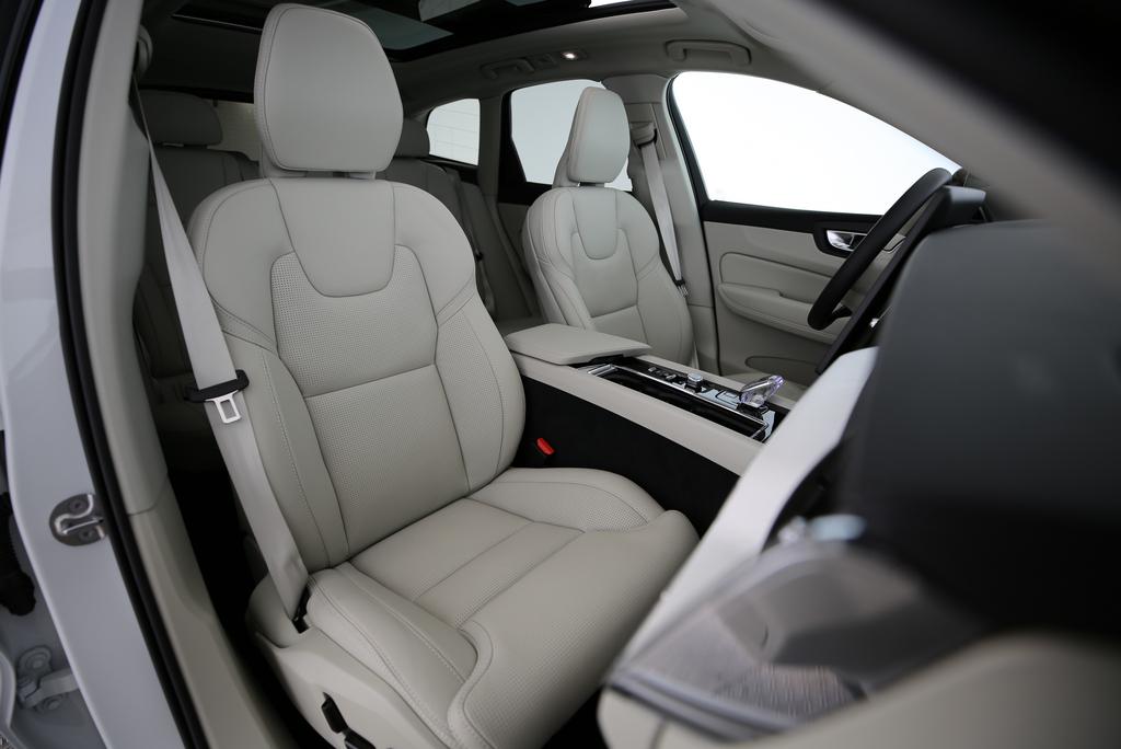 VOLVO XC60 2.0 B5 MH Ultra Dark AWD-image-12