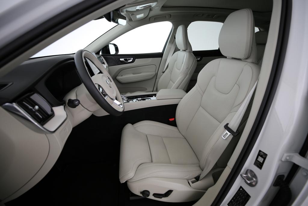 VOLVO XC60 2.0 B5 MH Ultra Dark AWD-image-3