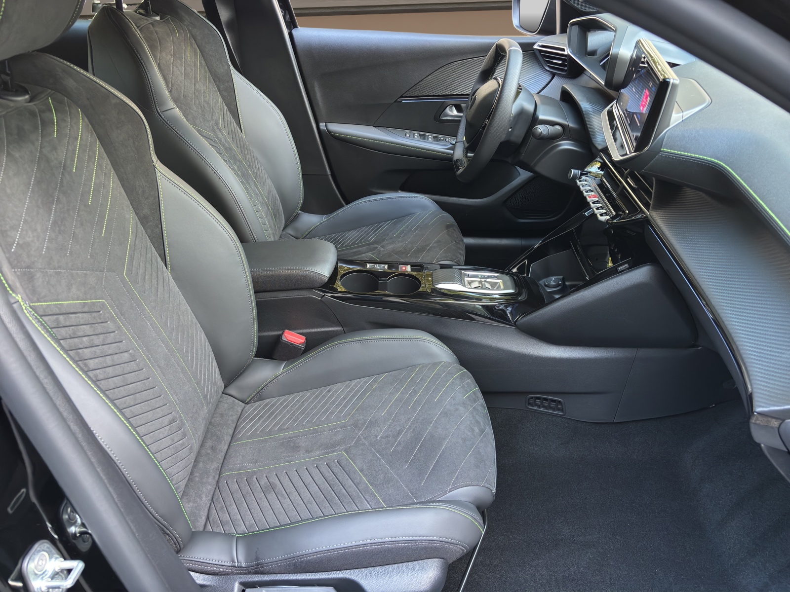 PEUGEOT 208 1.2 MHEV 145 GT Exclusive-image-10