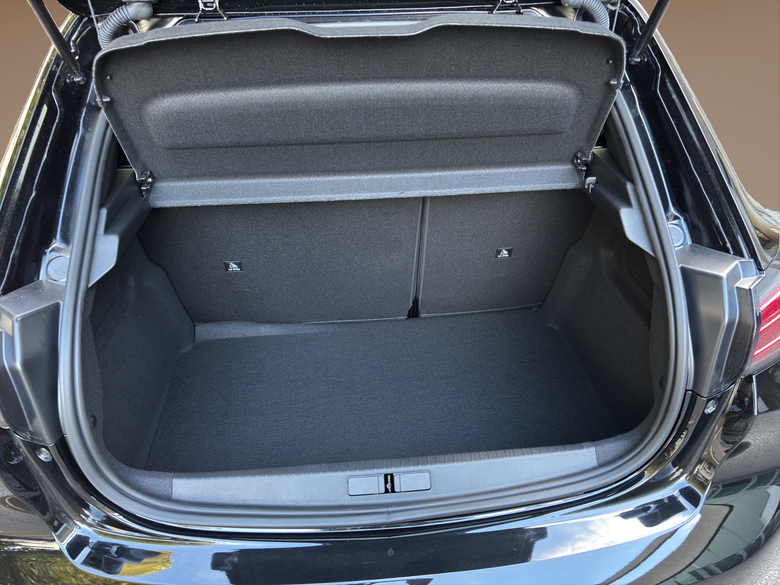 PEUGEOT 208 1.2 MHEV 145 GT Exclusive-image-12