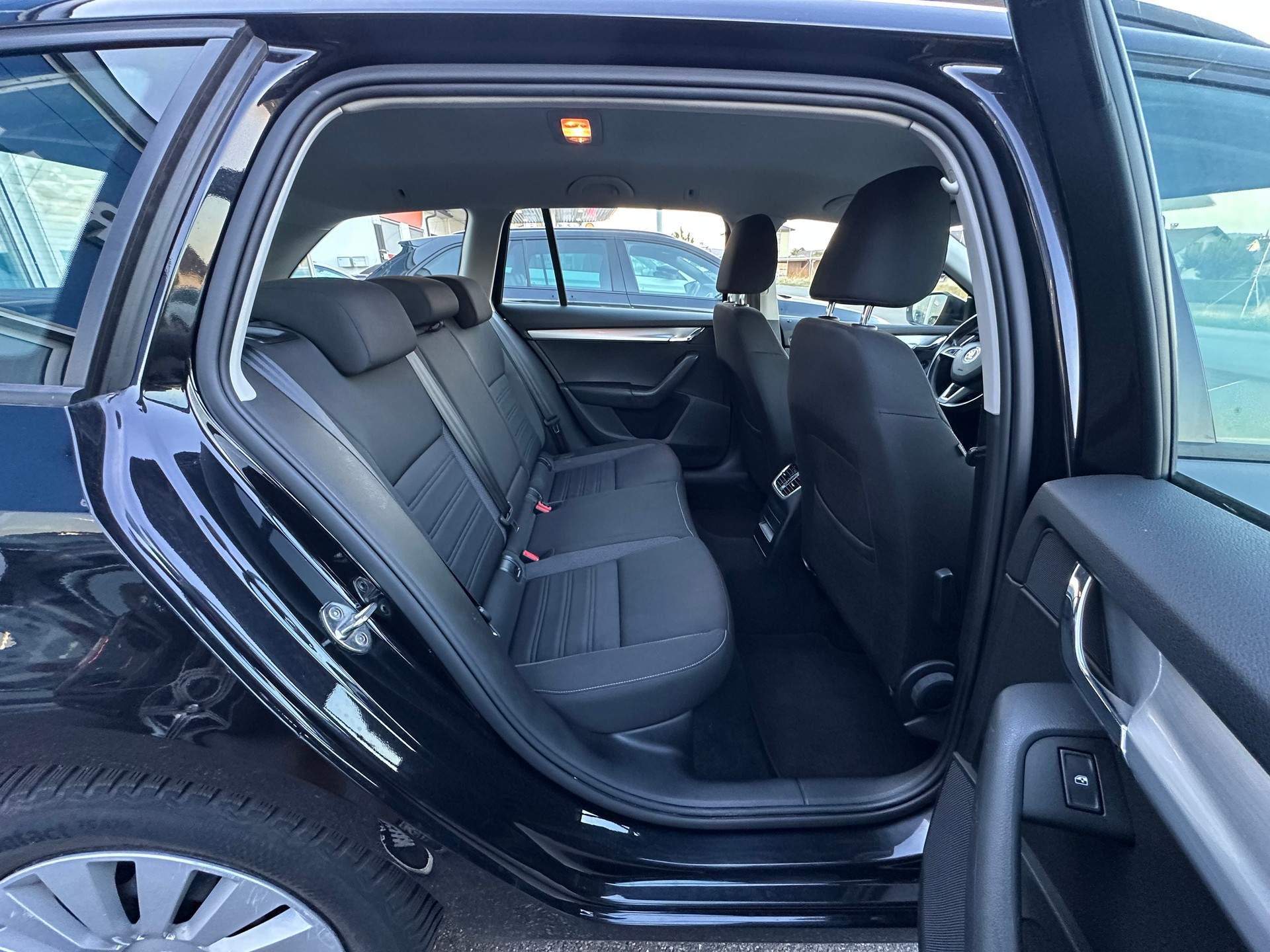 SKODA Octavia Combi 2.0 TDI Ambition 4x4-image-7
