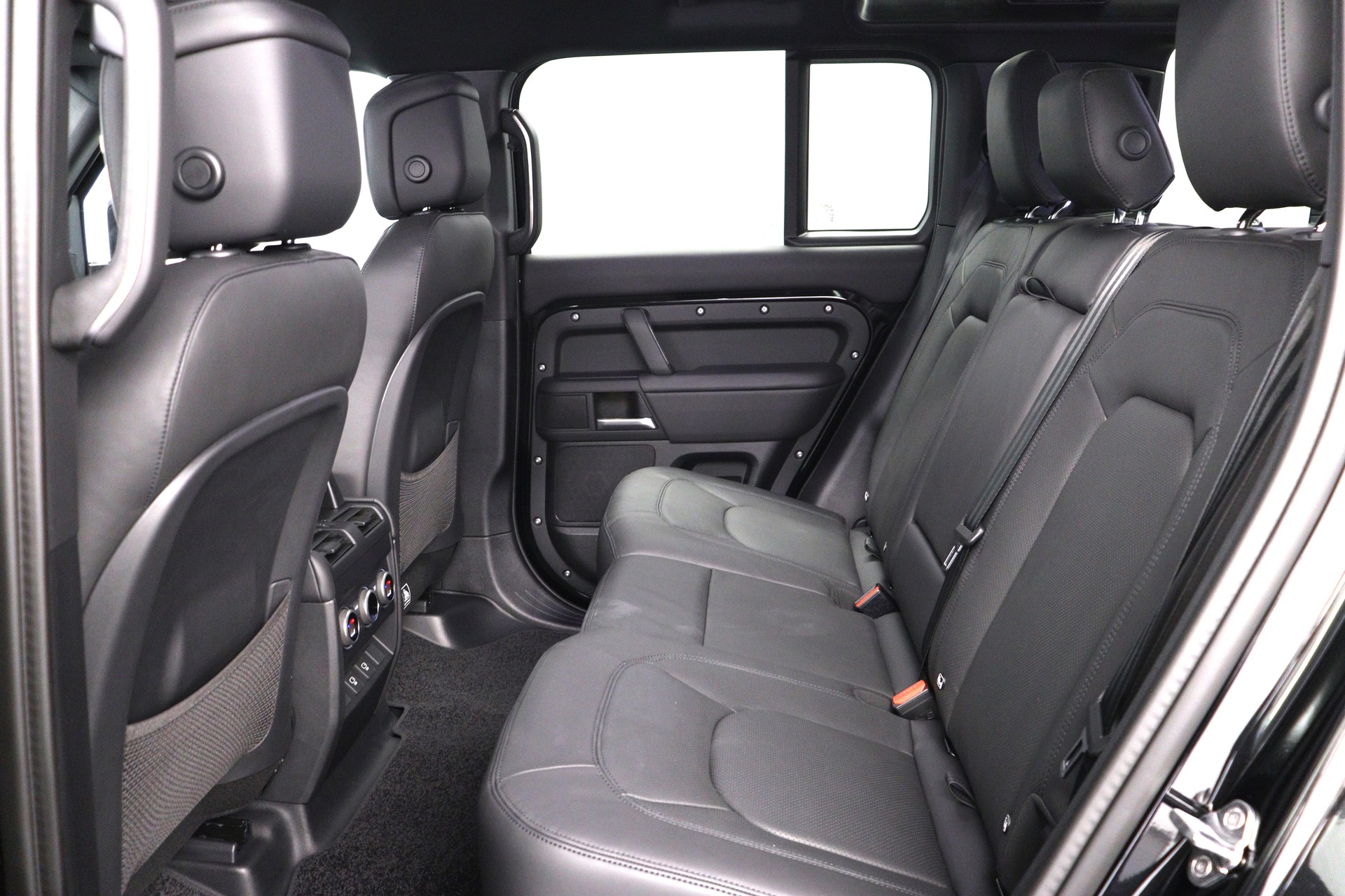 LAND ROVER Defender 110 3.0 D I6 250 X-Dynamic SE mit AHK-image-8