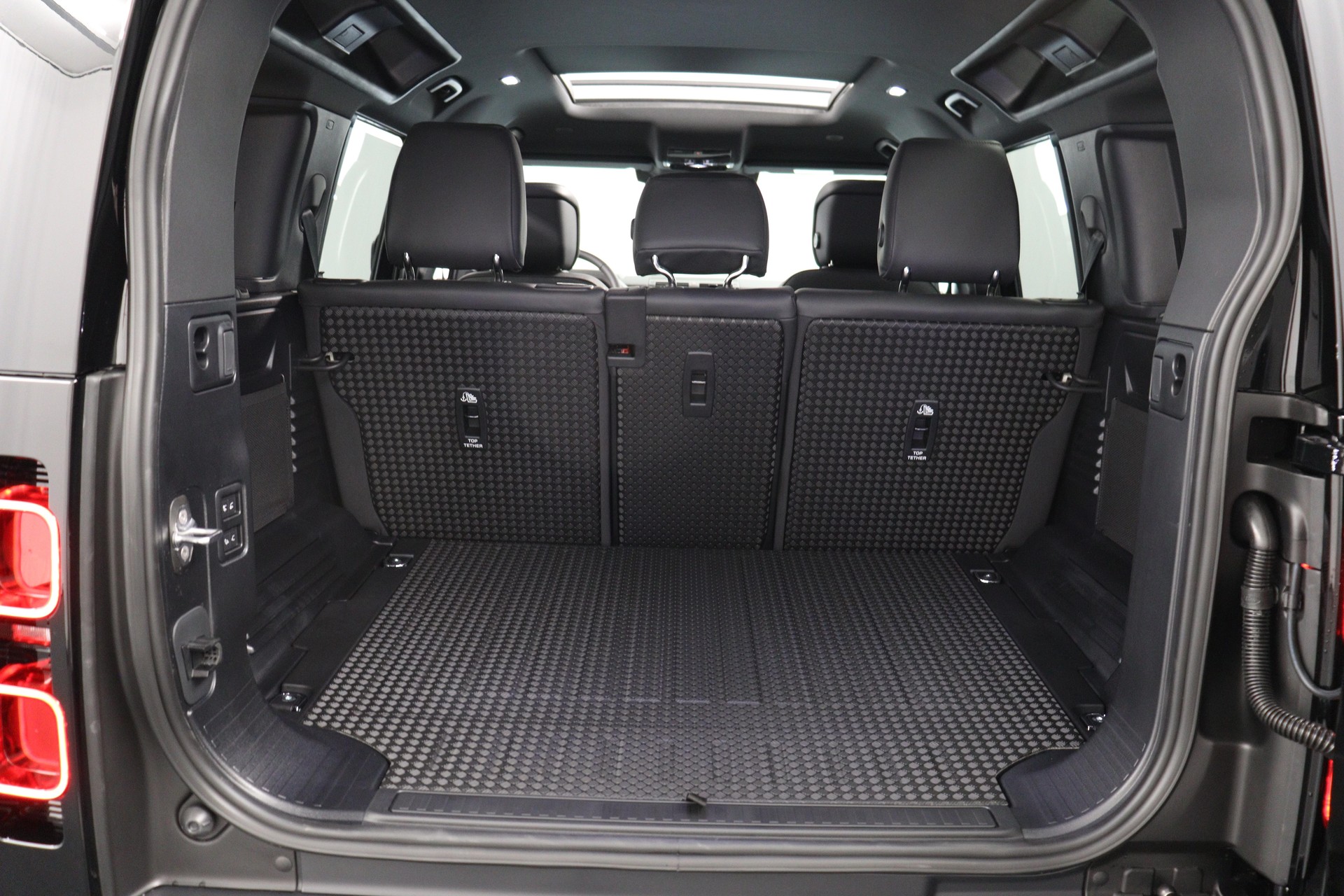 LAND ROVER Defender 110 3.0 D I6 250 X-Dynamic SE mit AHK-image-13