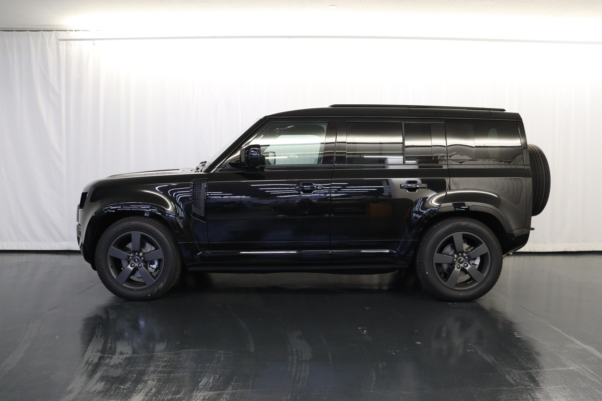 LAND ROVER Defender 110 3.0 D I6 250 X-Dynamic SE mit AHK-showroom-element-3