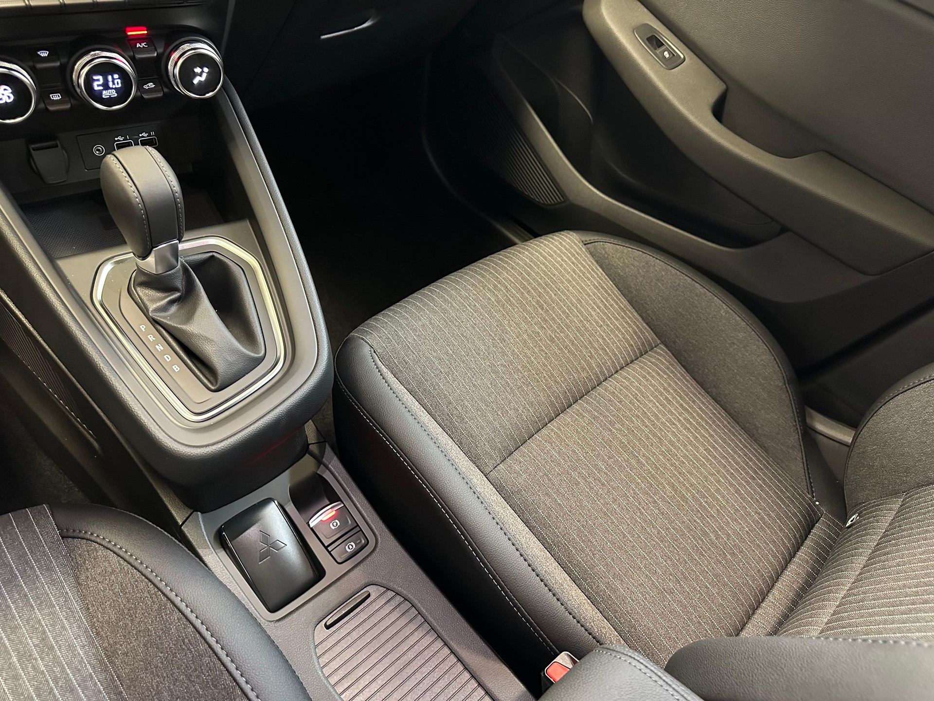 MITSUBISHI Colt 1.6 HEV Intense-image-8