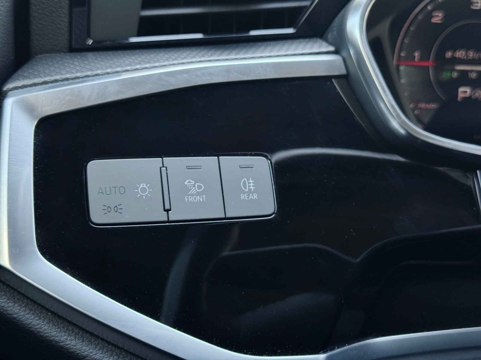 AUDI Q3 35 TDI quattro S-tronic-image-23