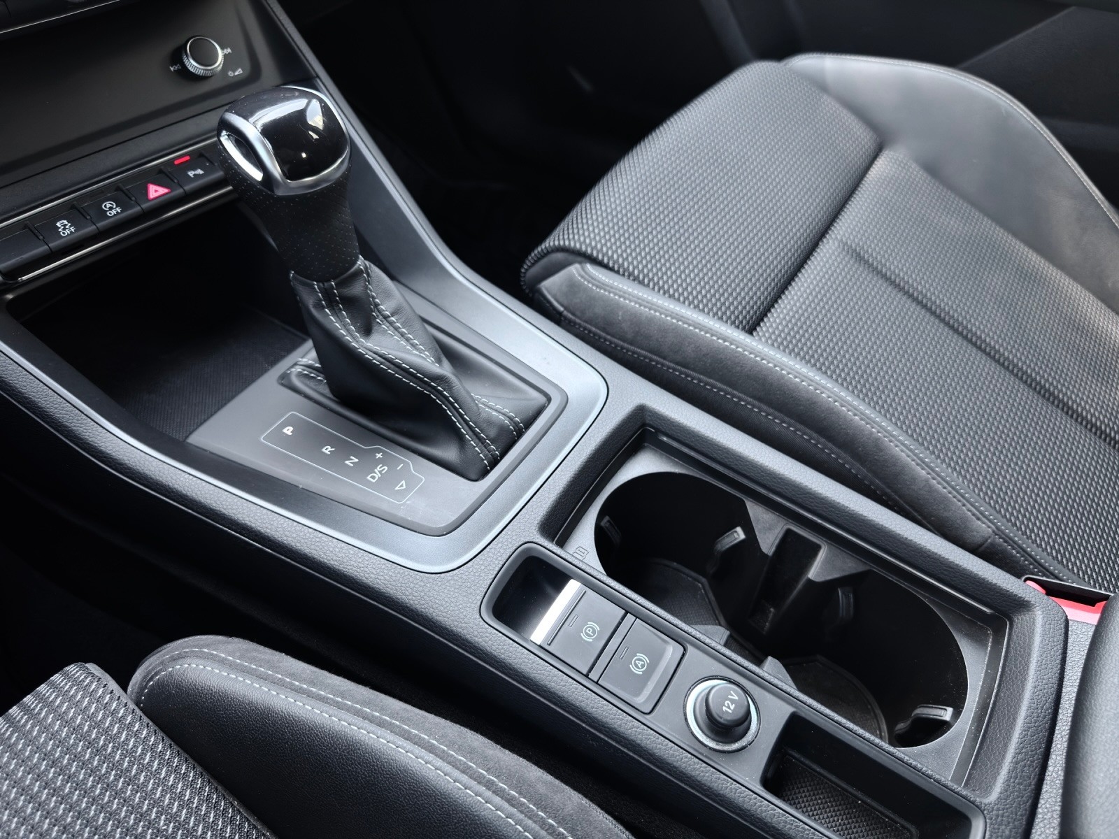 AUDI Q3 35 TDI quattro S-tronic-image-18