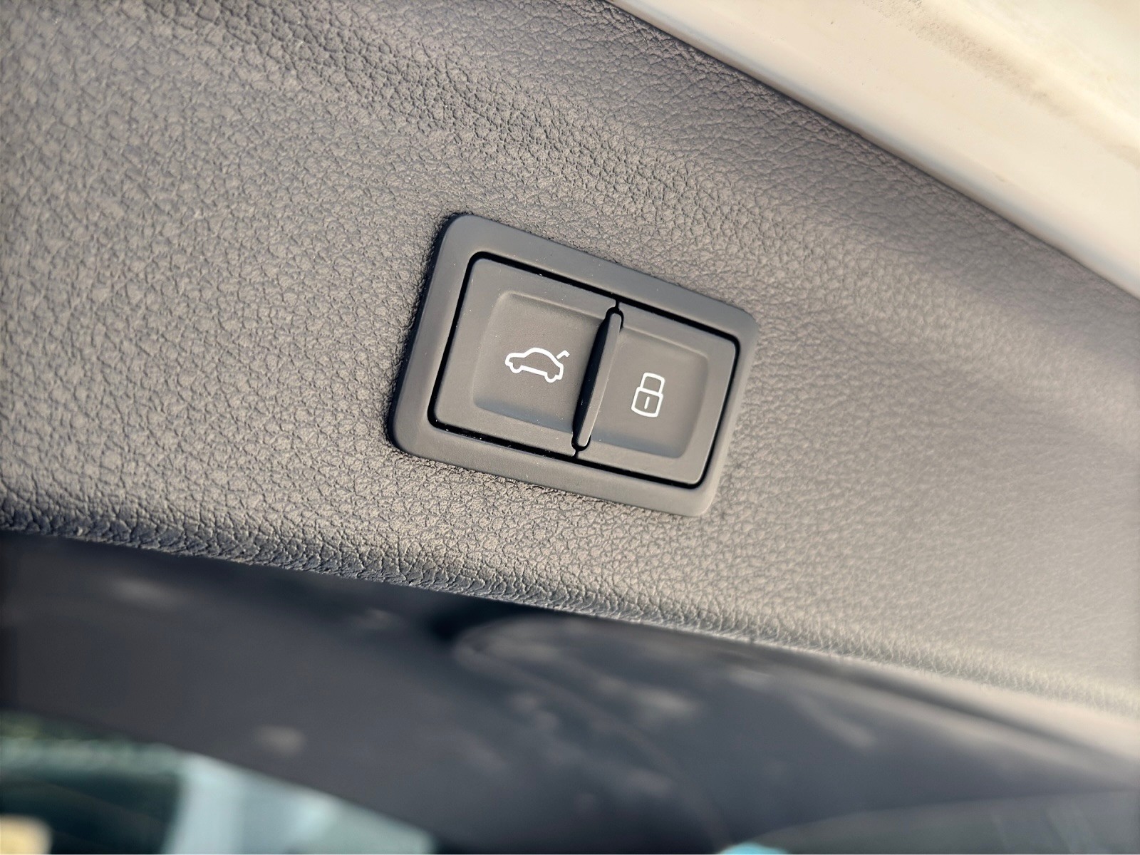 AUDI Q3 35 TDI quattro S-tronic-image-24