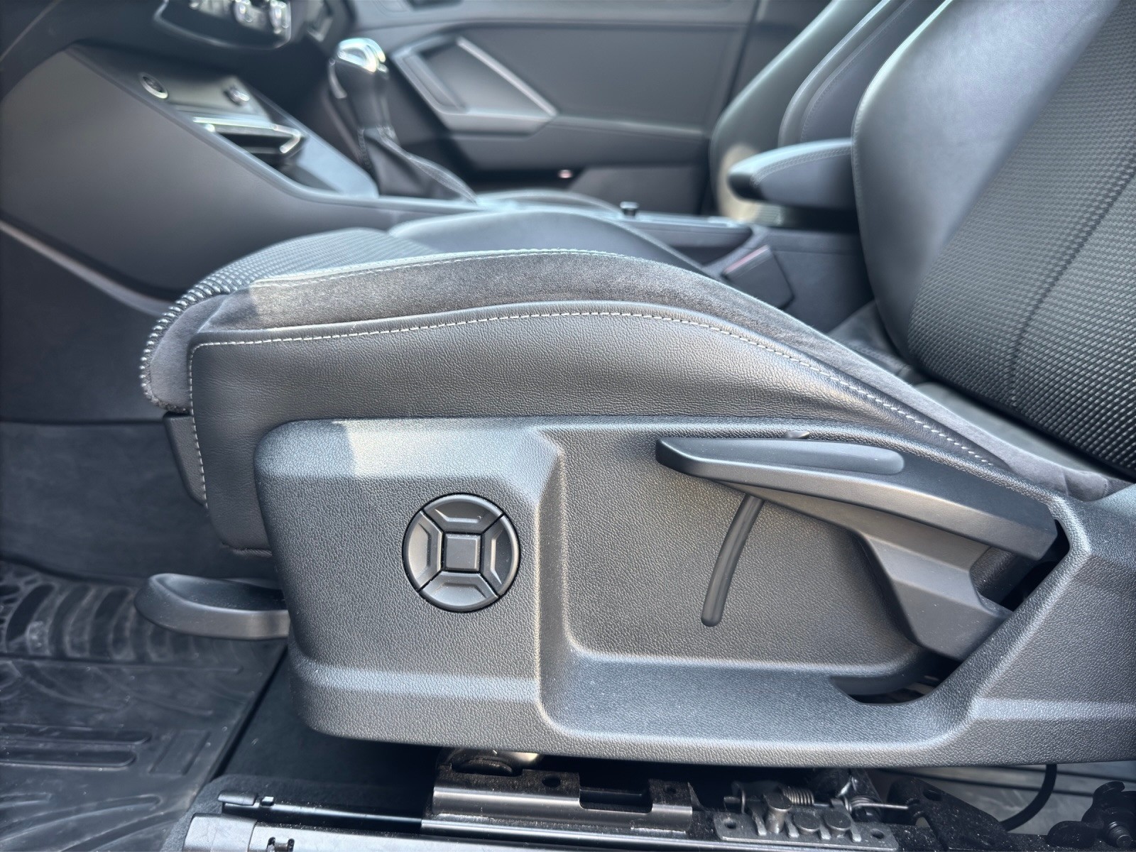 AUDI Q3 35 TDI quattro S-tronic-image-21