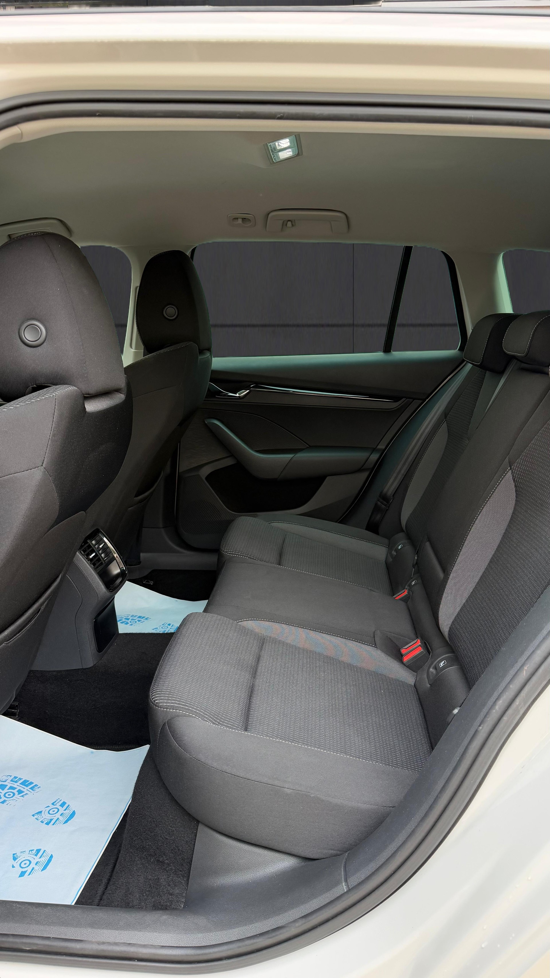SKODA Octavia Combi 2.0 TDI DSG Ambition 4x4-image-14