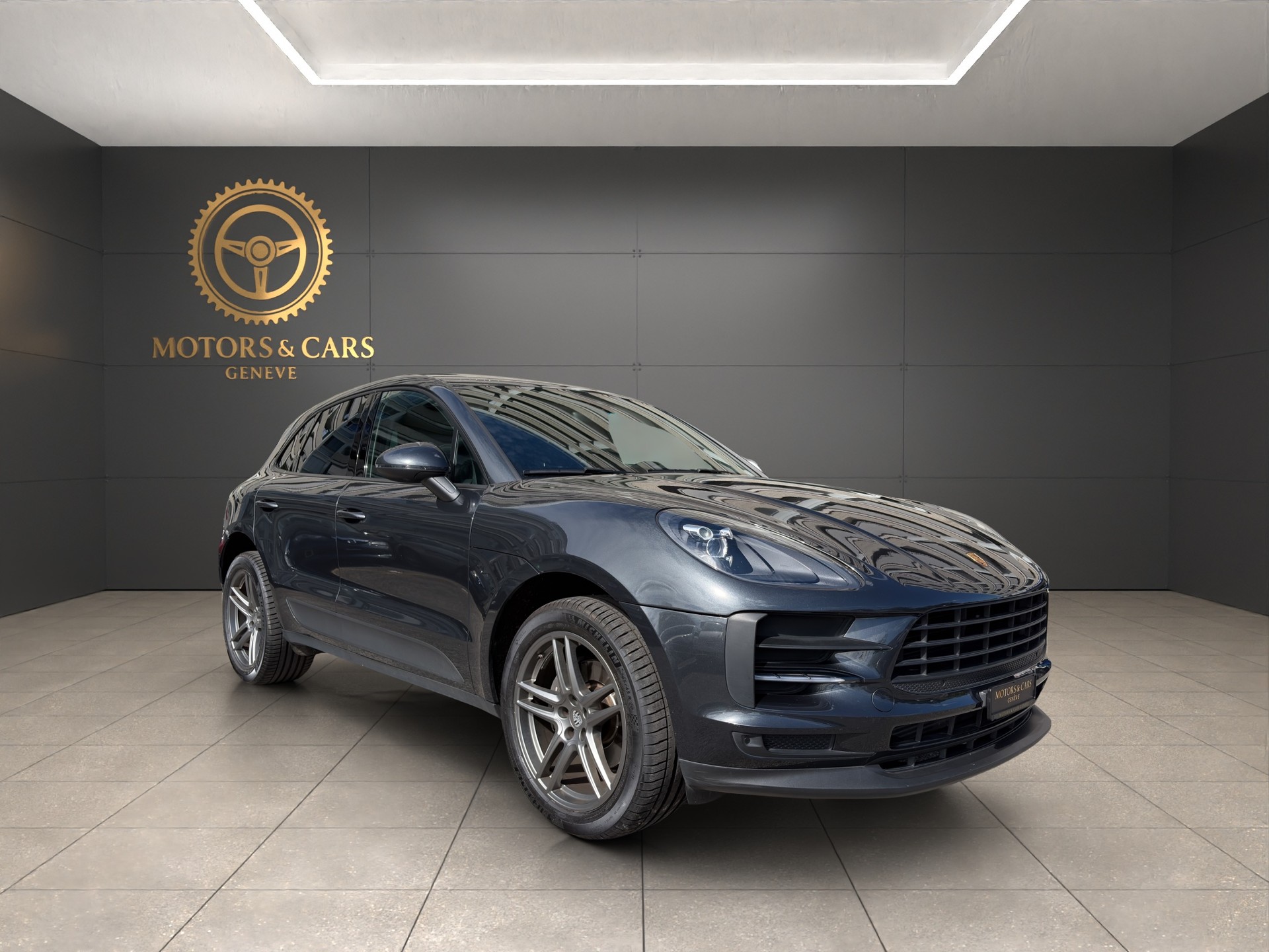 PORSCHE Macan PDK-showroom-element-1