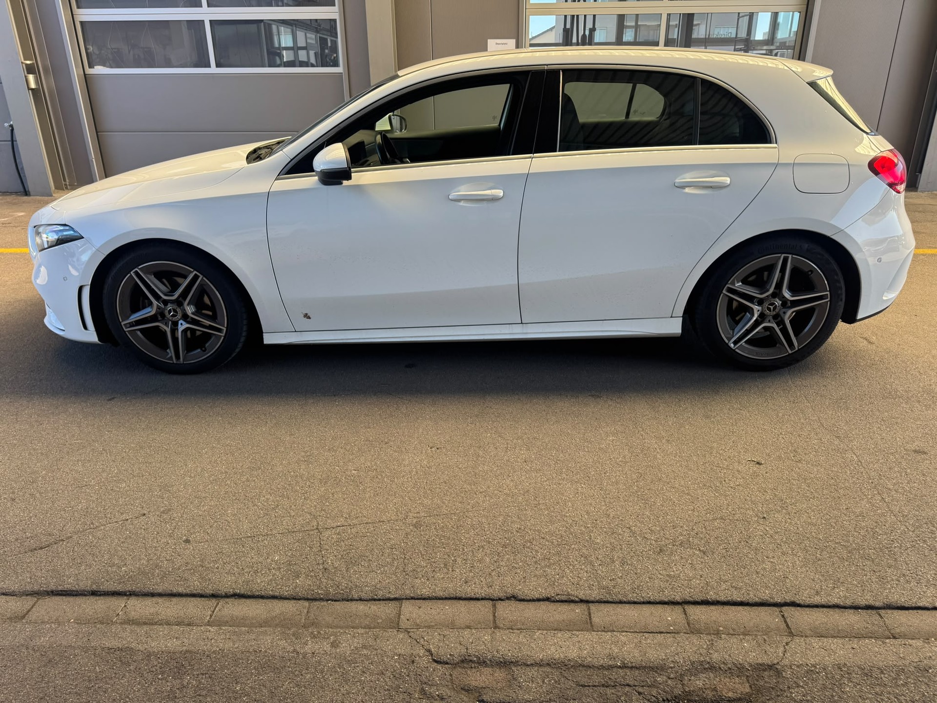 MERCEDES-BENZ A 200 AMG Line 7G-DCT-image-3