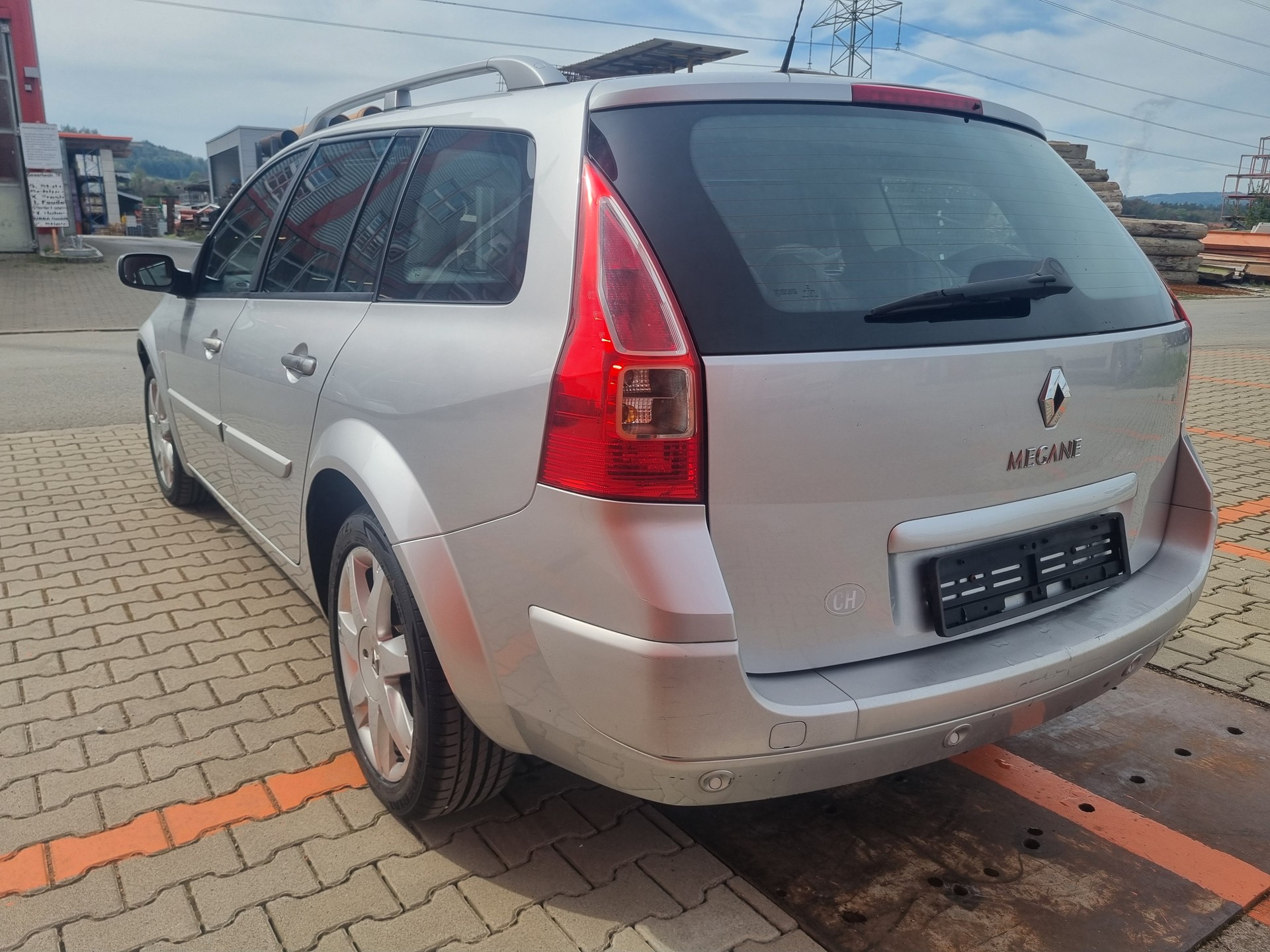 RENAULT Mégane Break 2.0 16V Dynamique Automatic-image-2