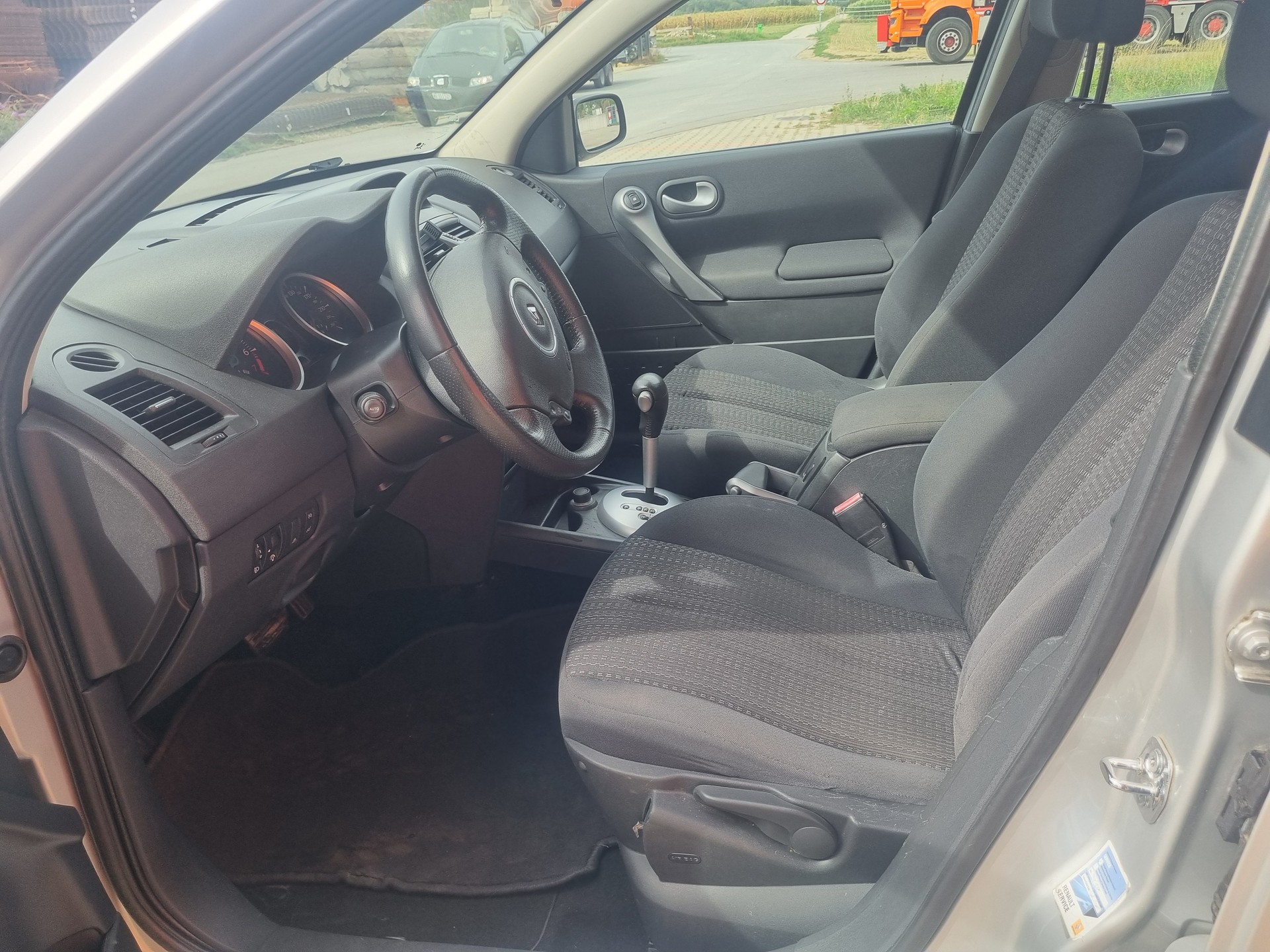RENAULT Mégane Break 2.0 16V Dynamique Automatic-image-6