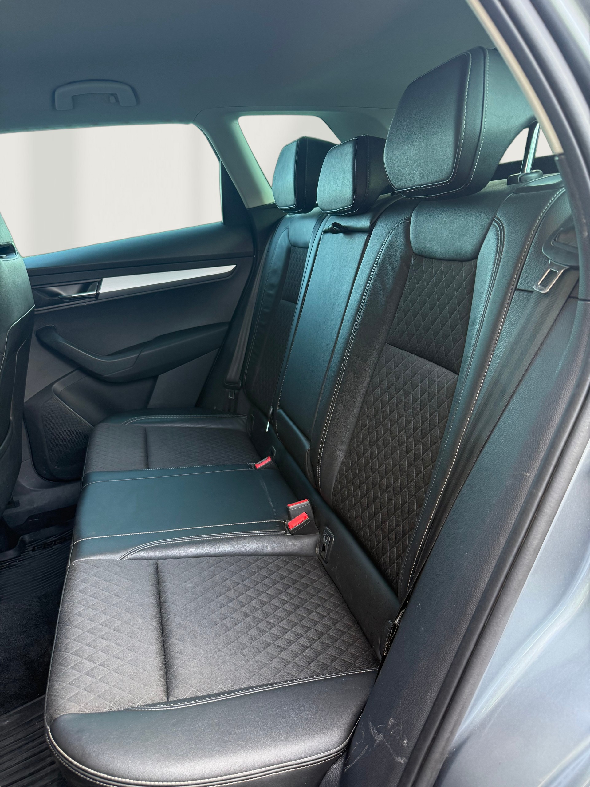 SKODA Karoq 2.0 TDI Drive 4x4 DSG *MIT AHK*-image-9