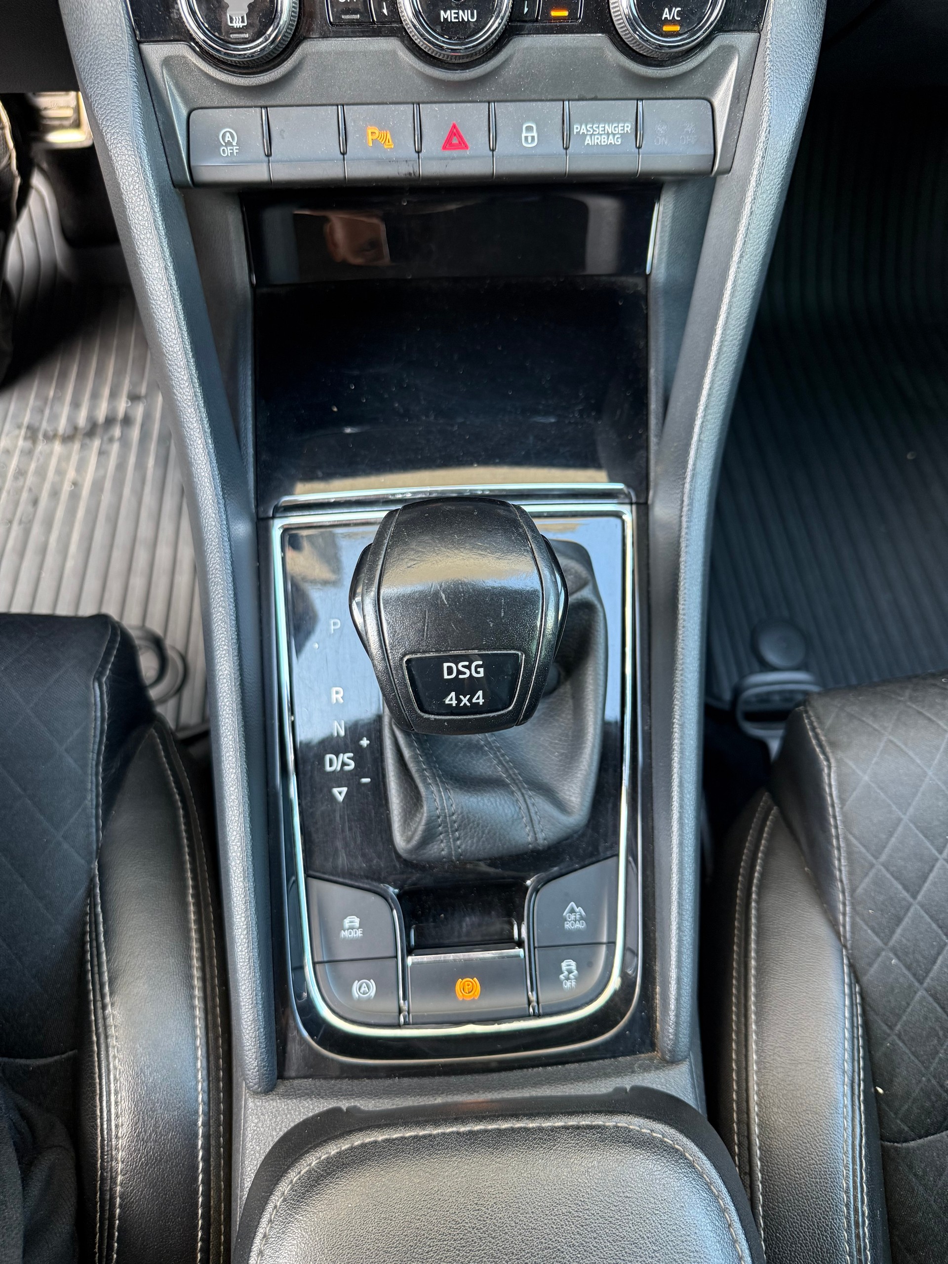 SKODA Karoq 2.0 TDI Drive 4x4 DSG *MIT AHK*-image-16