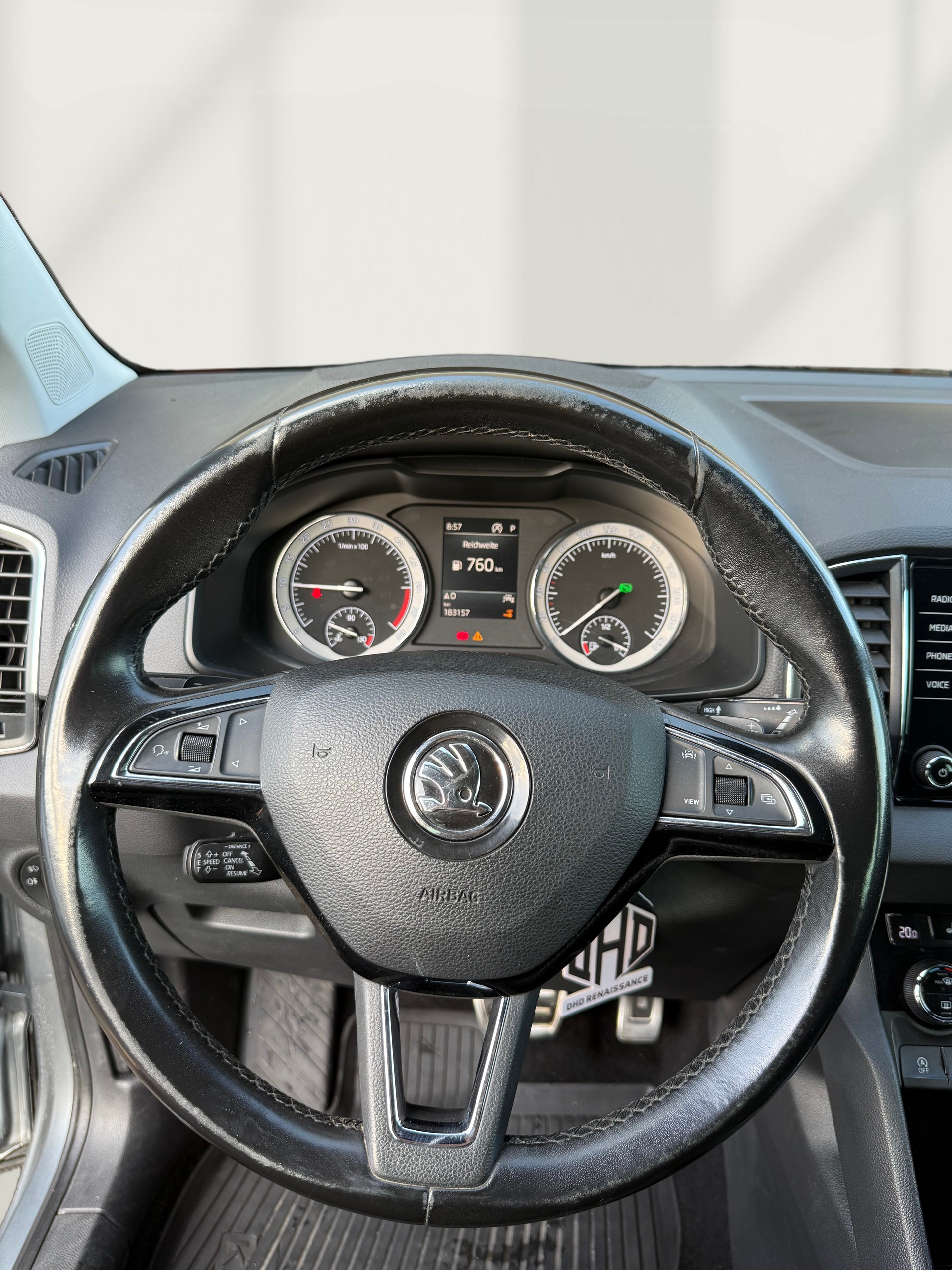 SKODA Karoq 2.0 TDI Drive 4x4 DSG *MIT AHK*-image-13