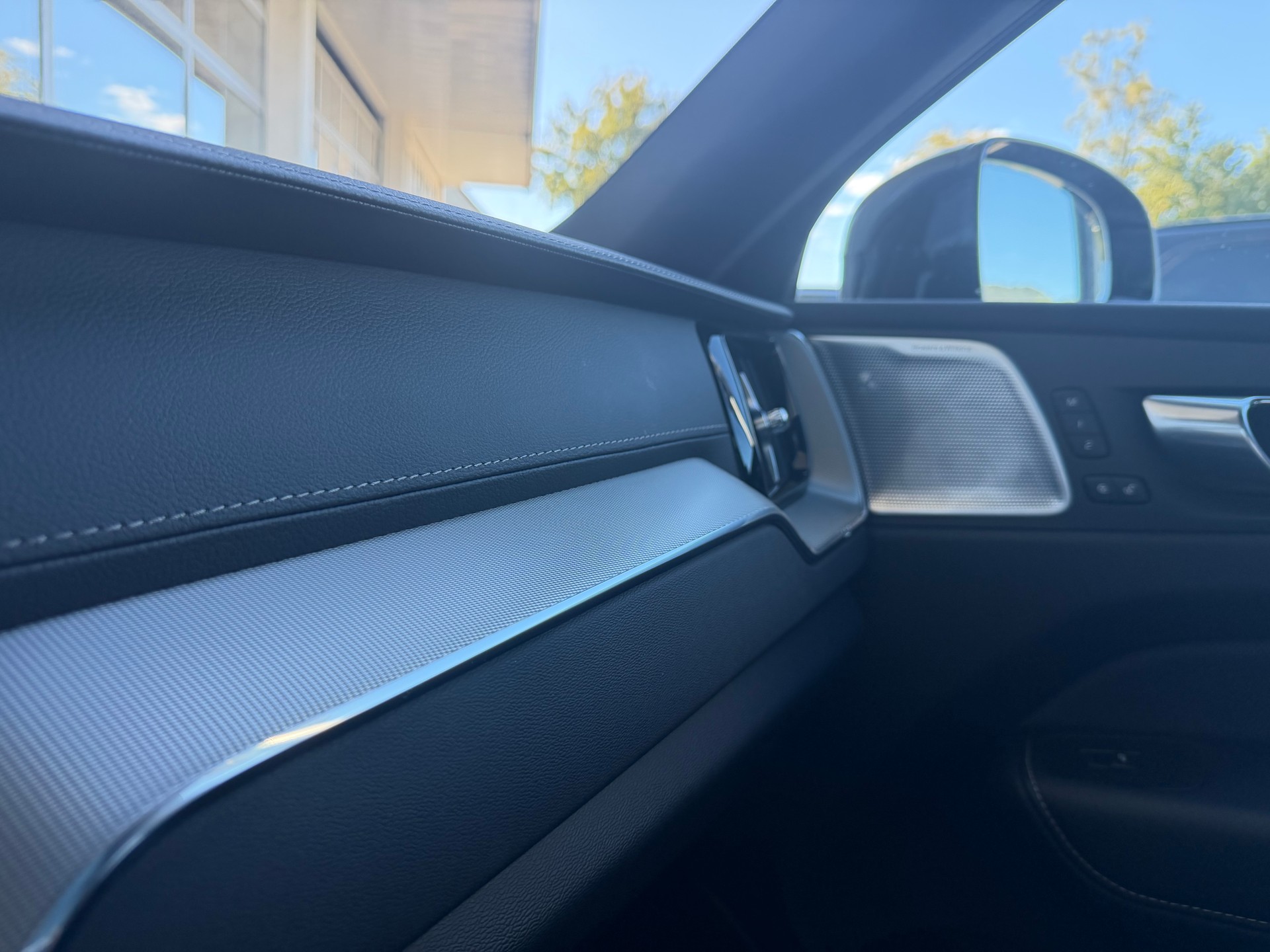 VOLVO XC60 T8 eAWD Ultimate Dark Geartronic-image-10