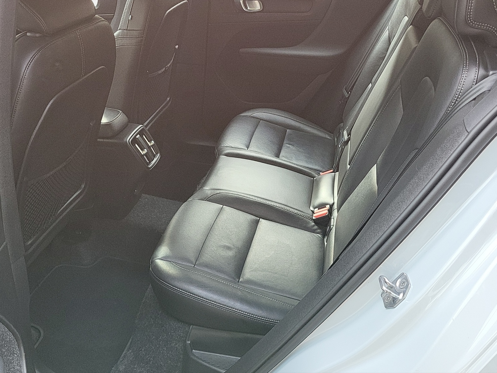 VOLVO XC40 2.0 B4 MH Momentum AWD-image-14