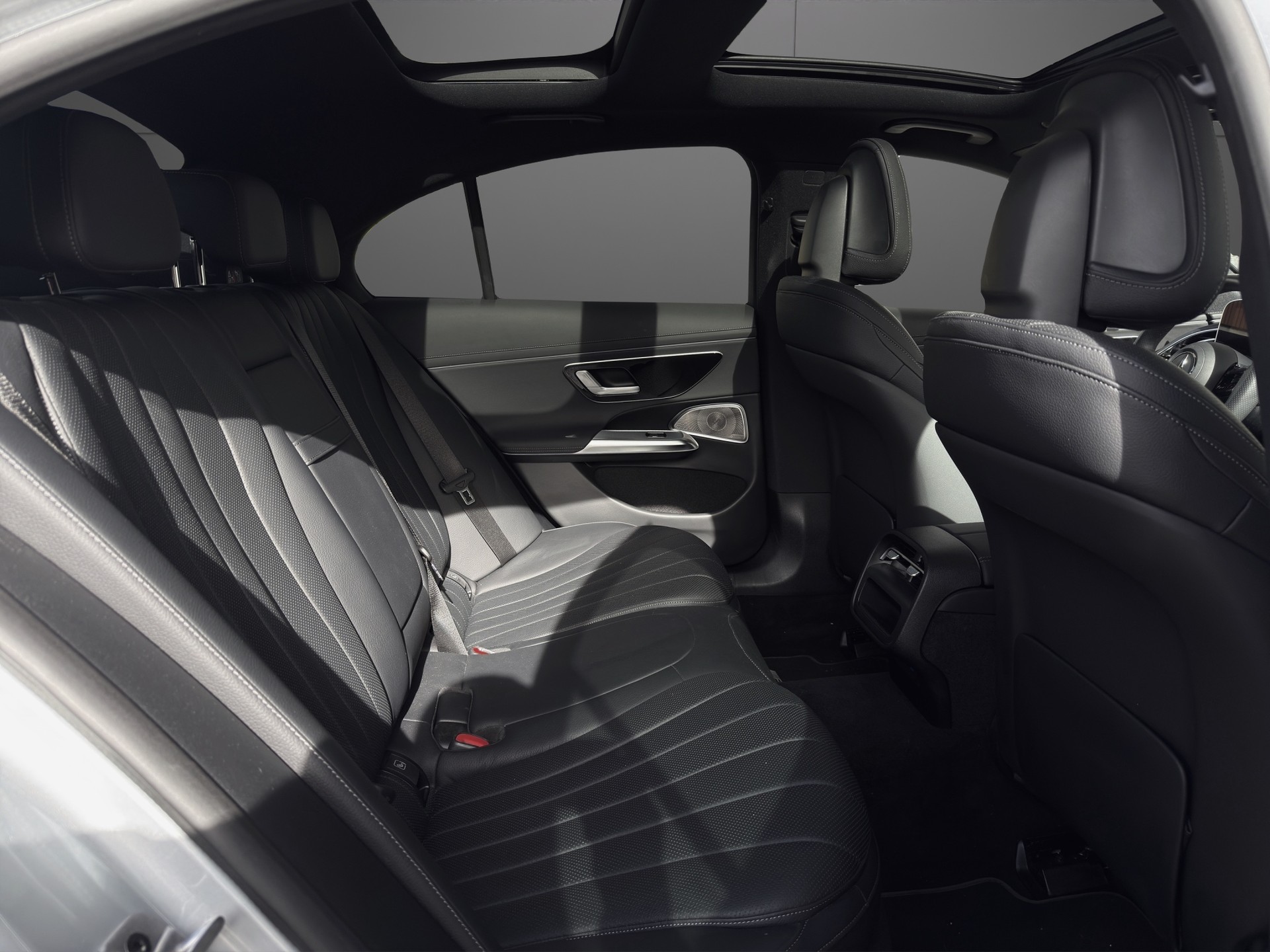MERCEDES-BENZ E 300 e 4Matic 9G-Tronic AMG Line-image-9