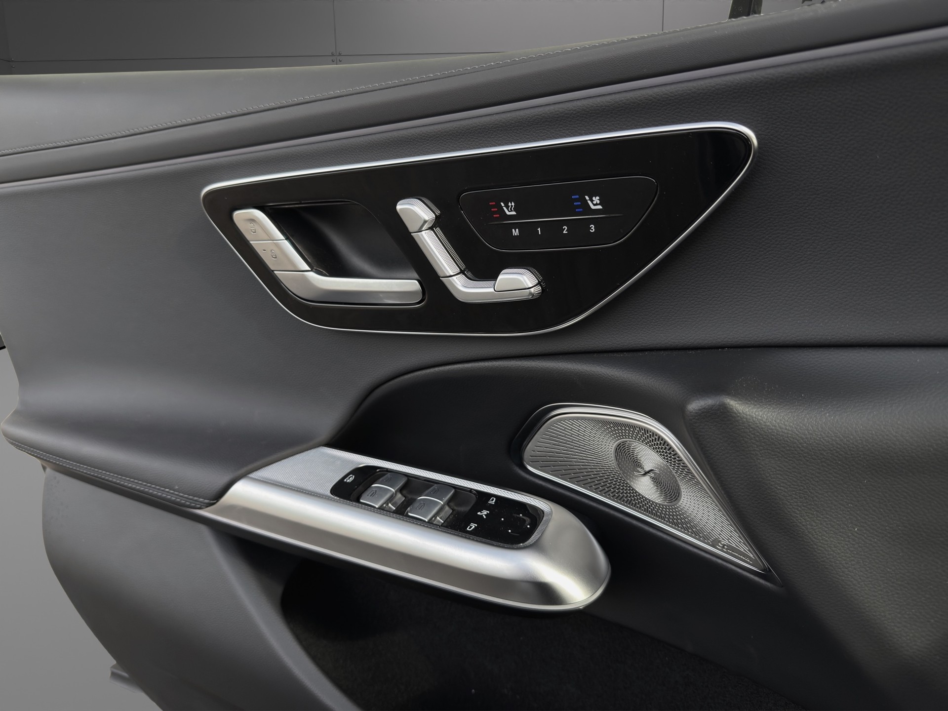 MERCEDES-BENZ E 300 e 4Matic 9G-Tronic AMG Line-image-15