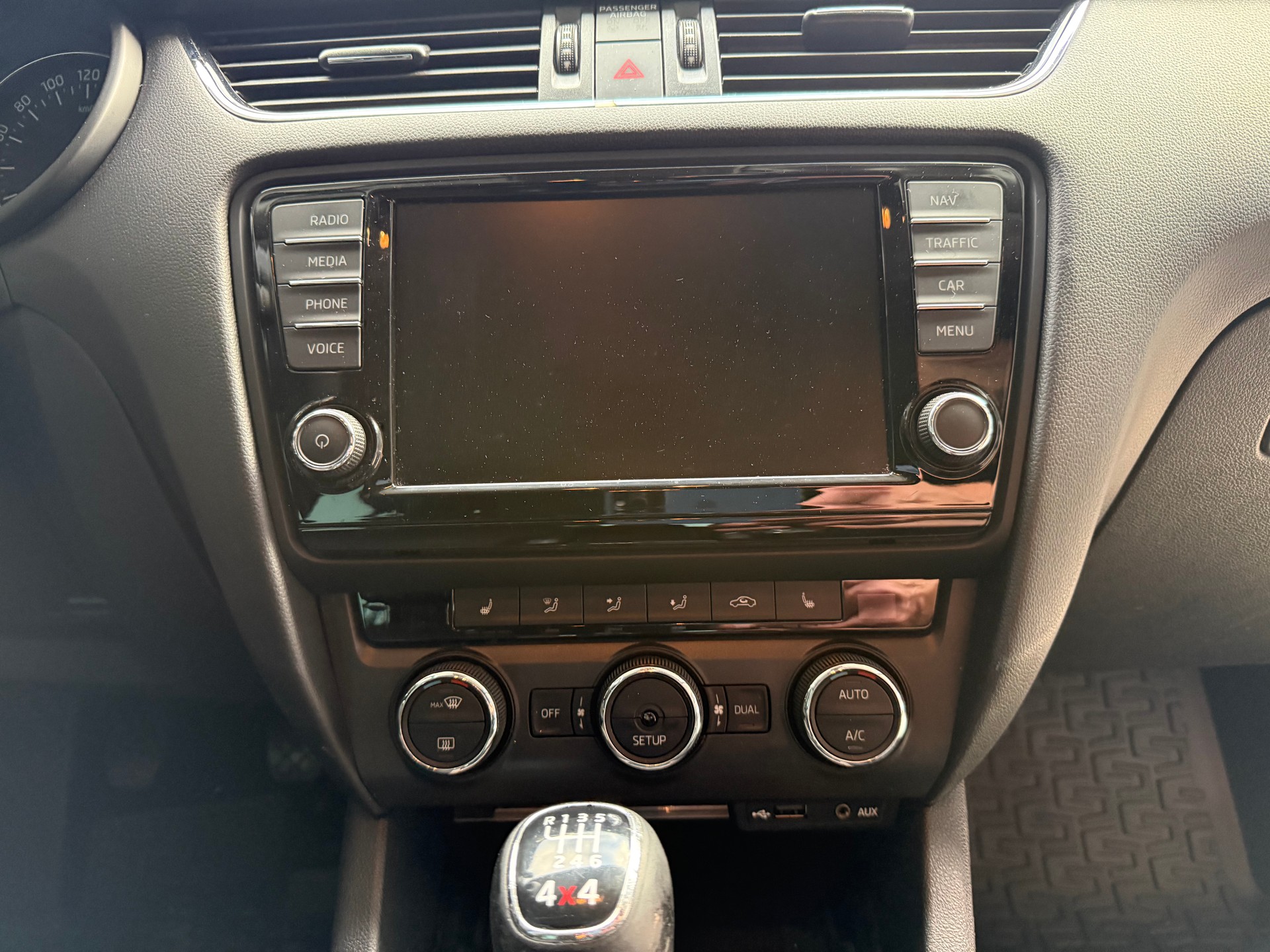 SKODA Octavia Combi 2.0 TDI Elegance 4x4-image-5