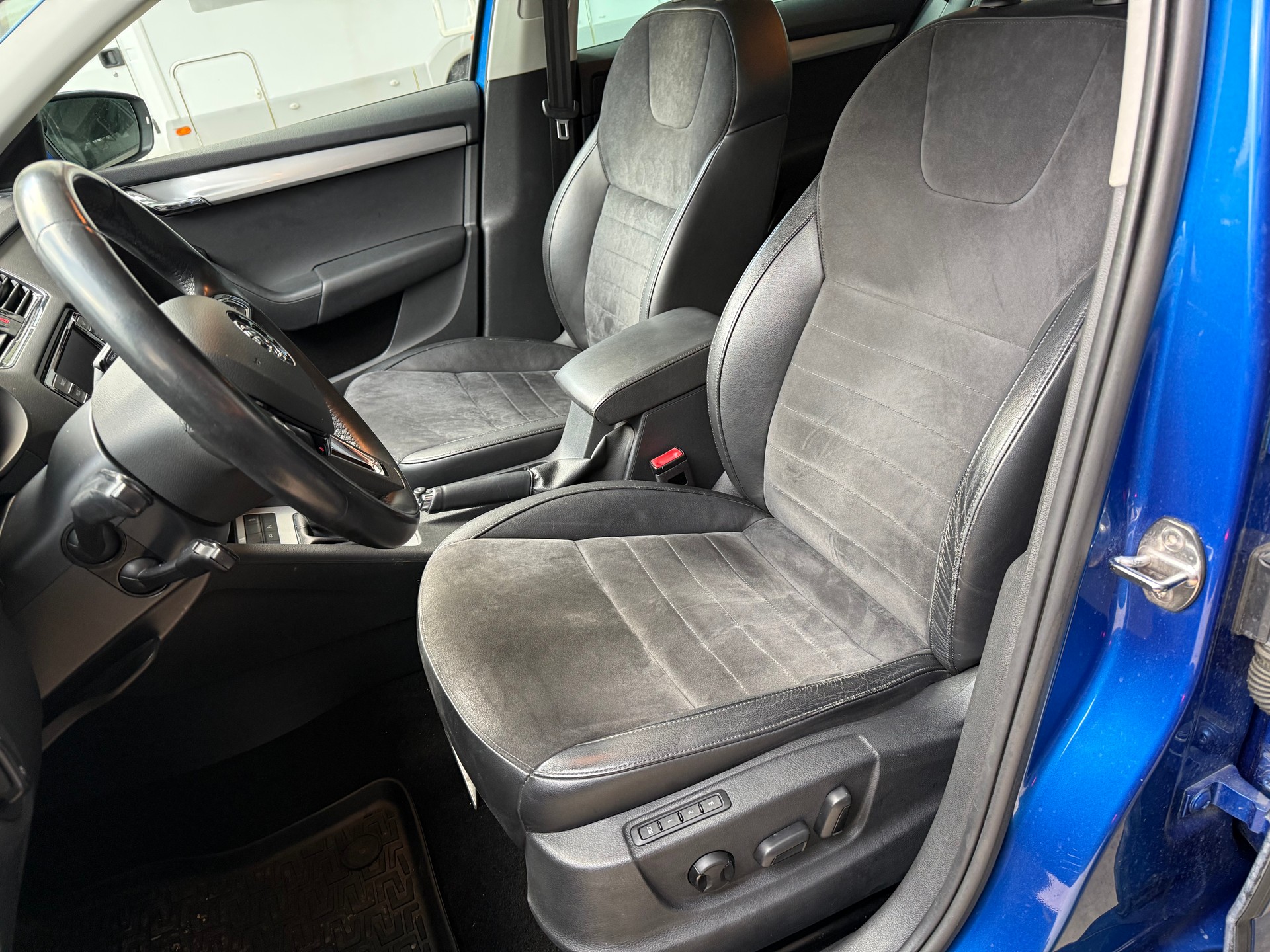 SKODA Octavia Combi 2.0 TDI Elegance 4x4-image-12