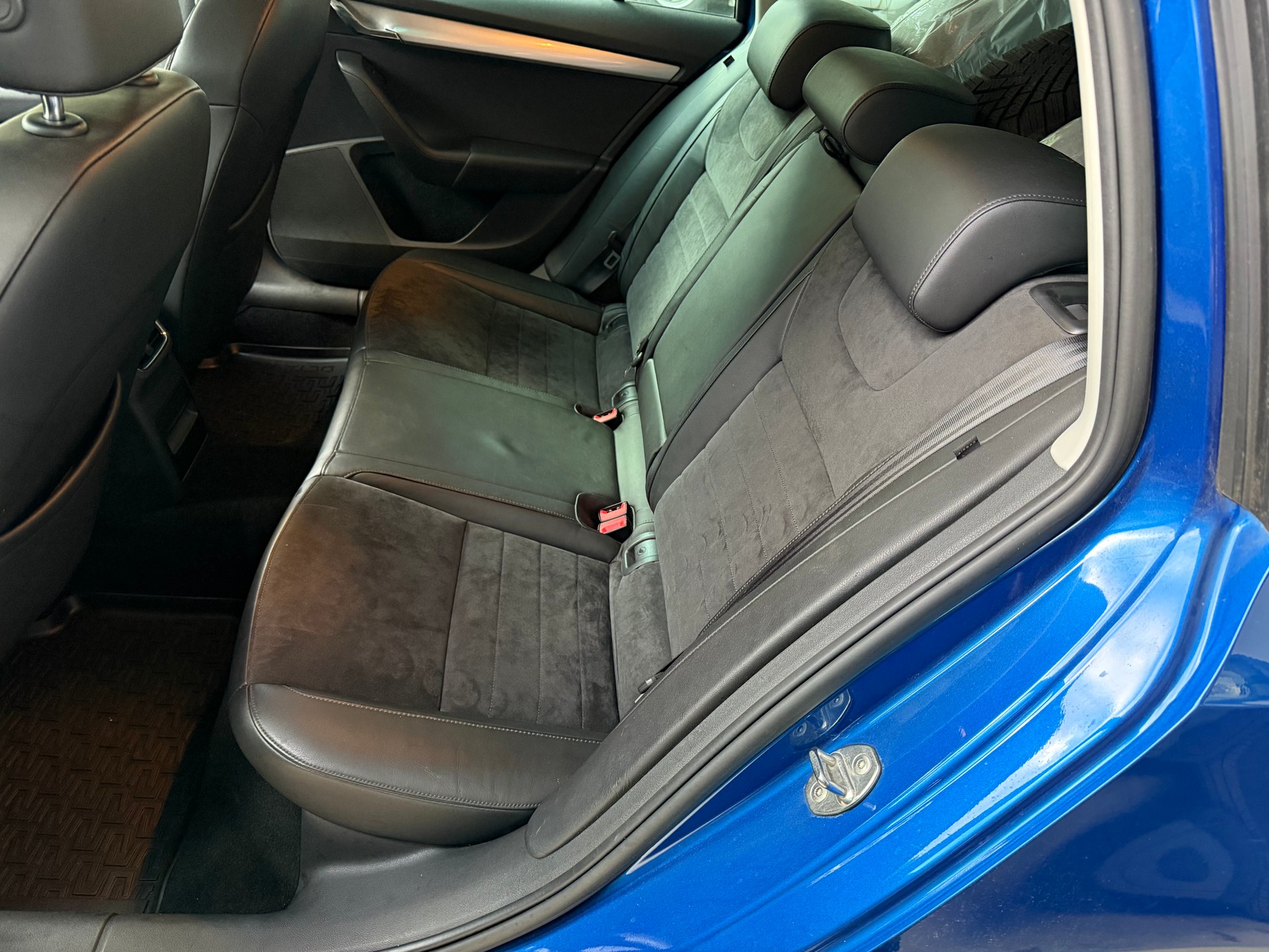 SKODA Octavia Combi 2.0 TDI Elegance 4x4-image-10