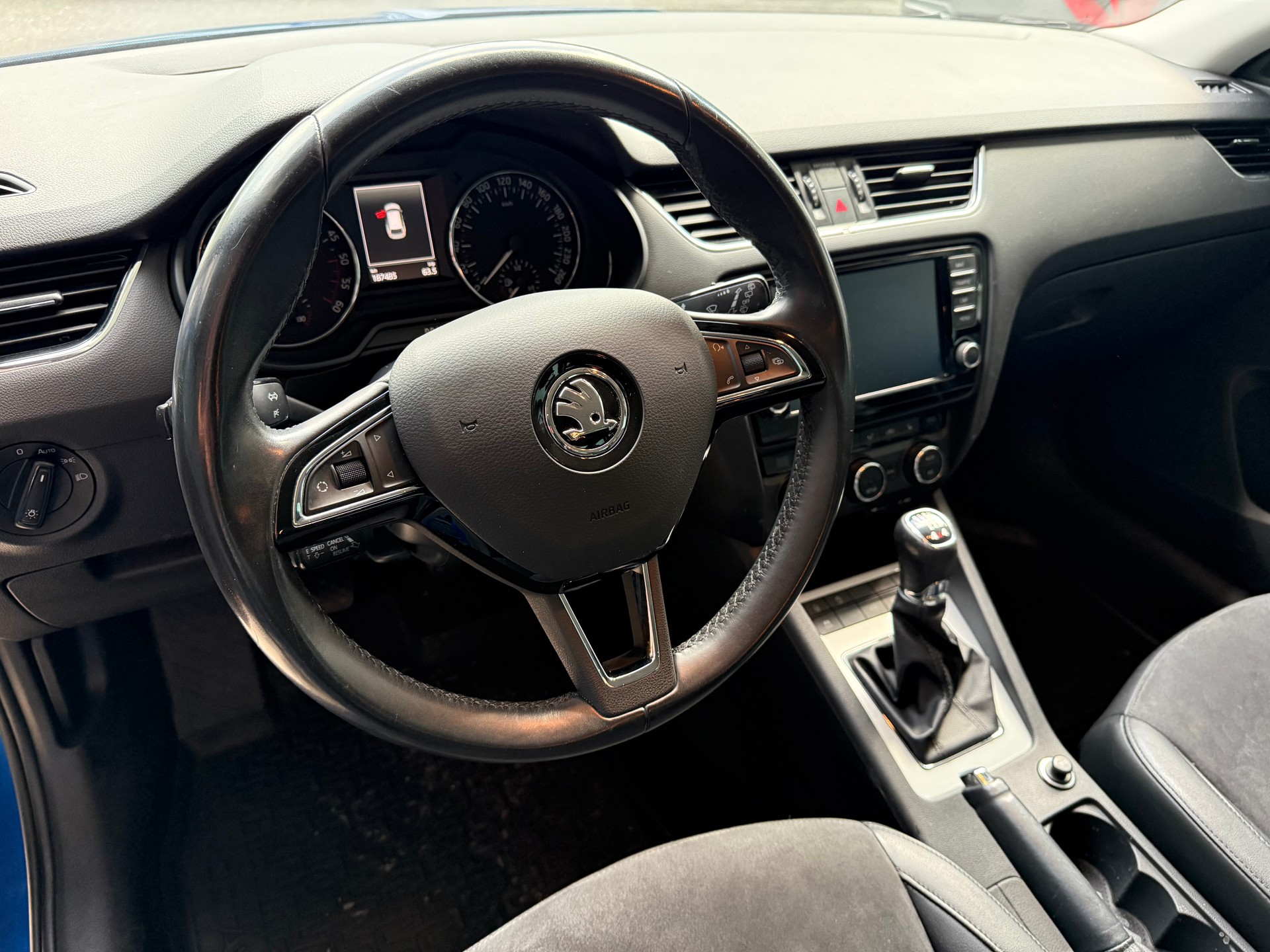 SKODA Octavia Combi 2.0 TDI Elegance 4x4-image-3