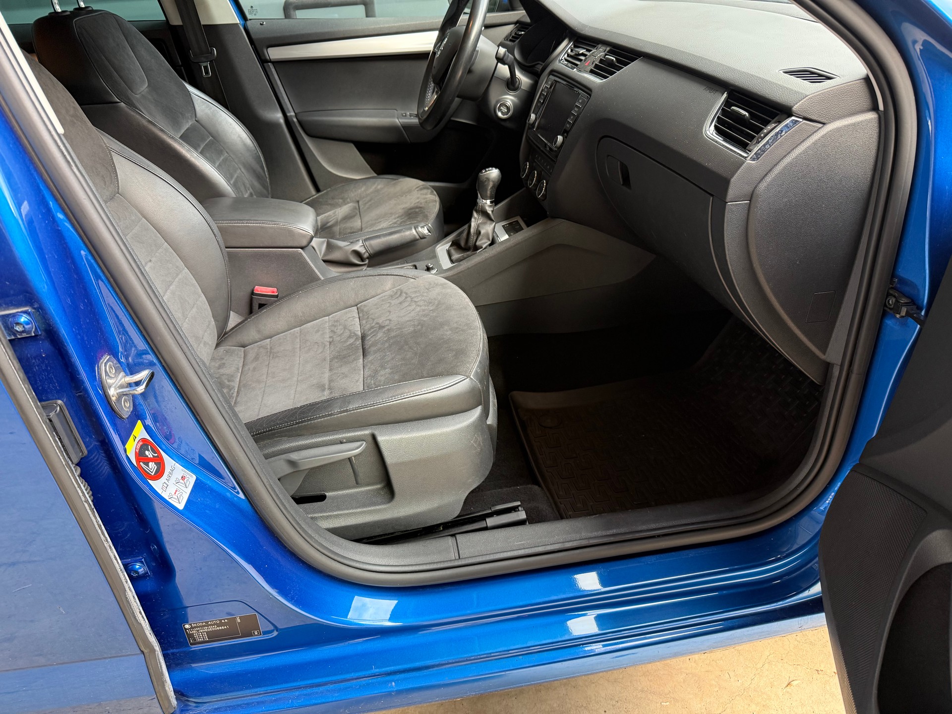 SKODA Octavia Combi 2.0 TDI Elegance 4x4-image-4