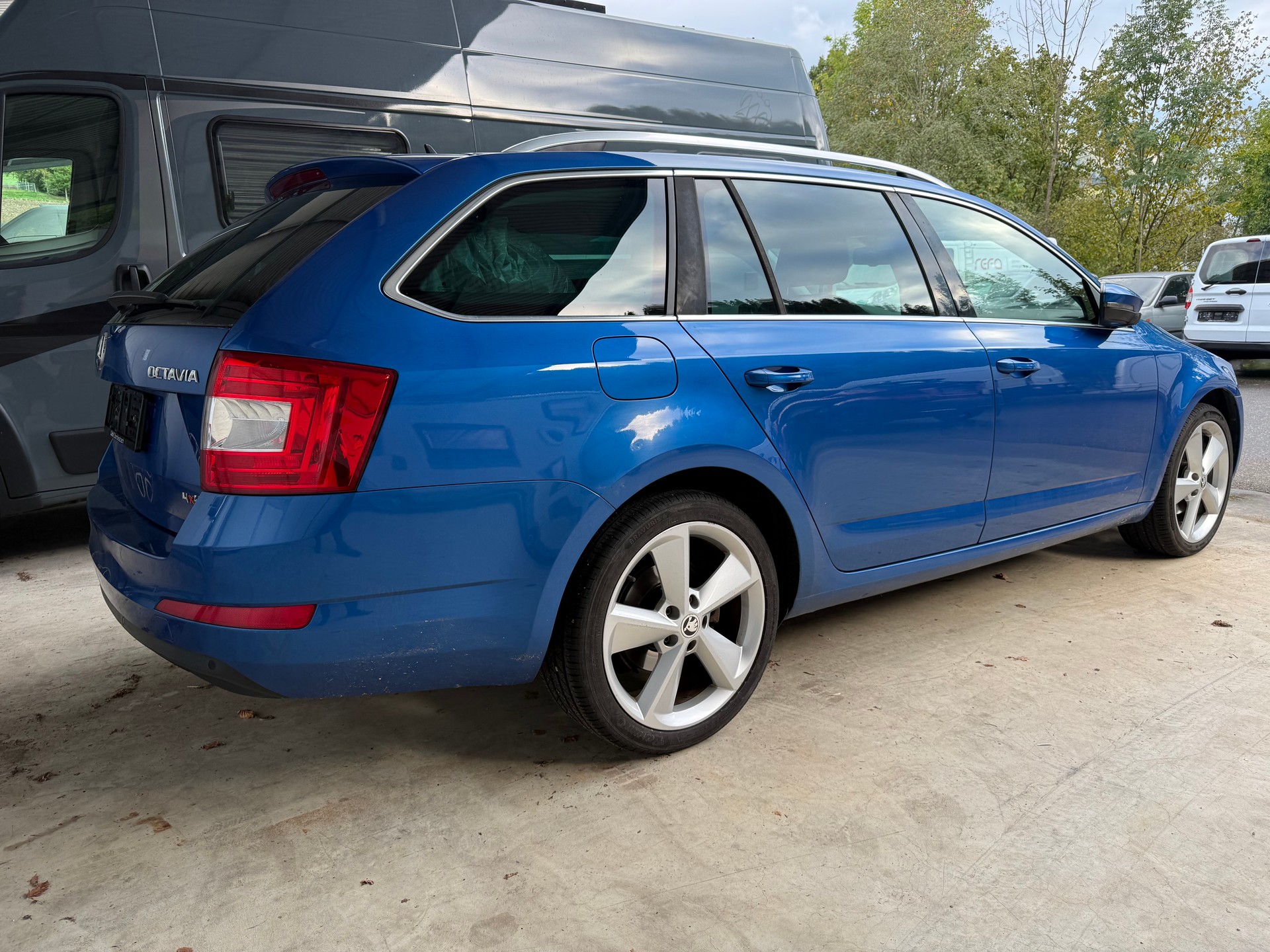 SKODA Octavia Combi 2.0 TDI Elegance 4x4-image-0