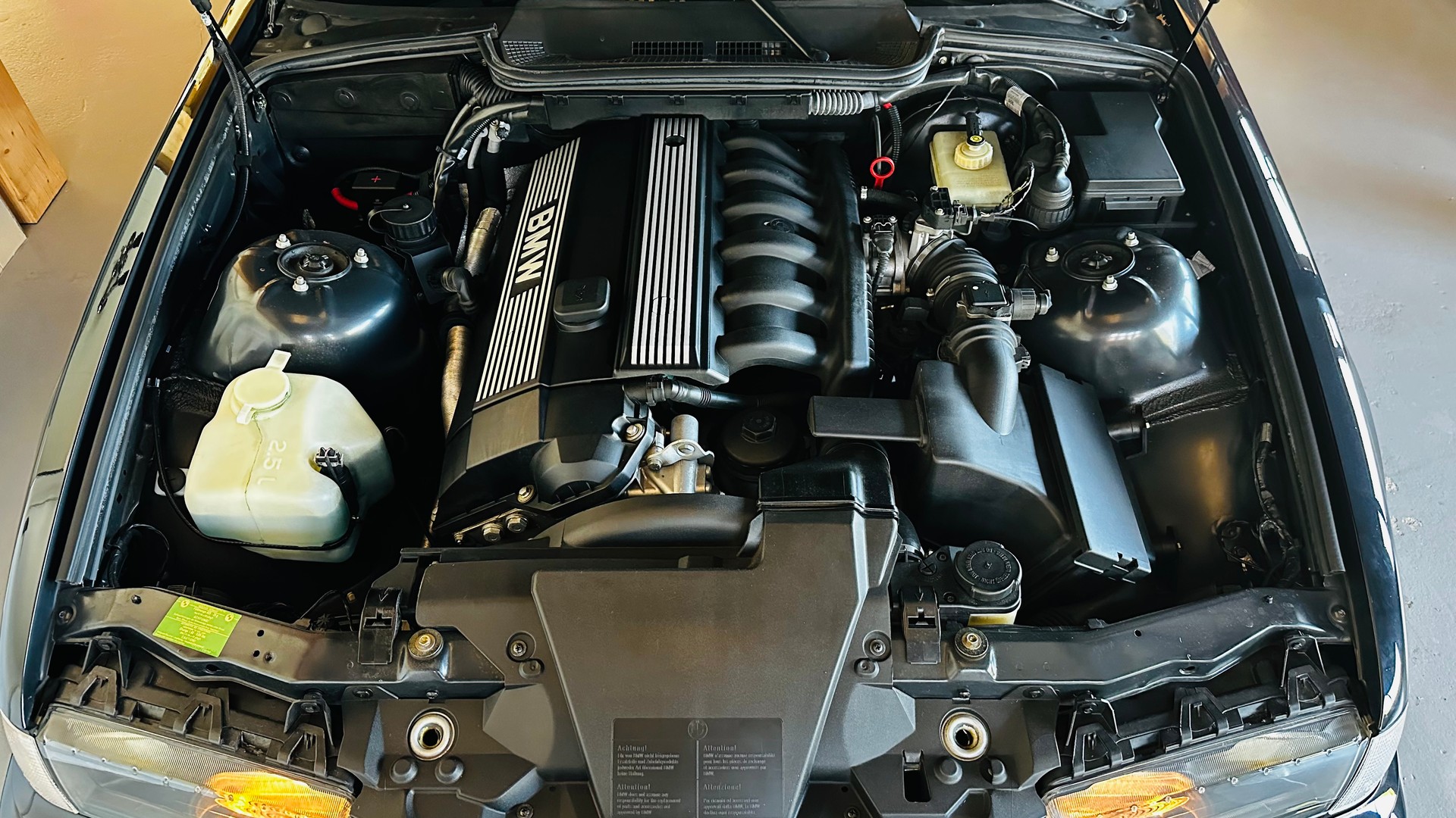 BMW 320i Cabrio Sport-image-14