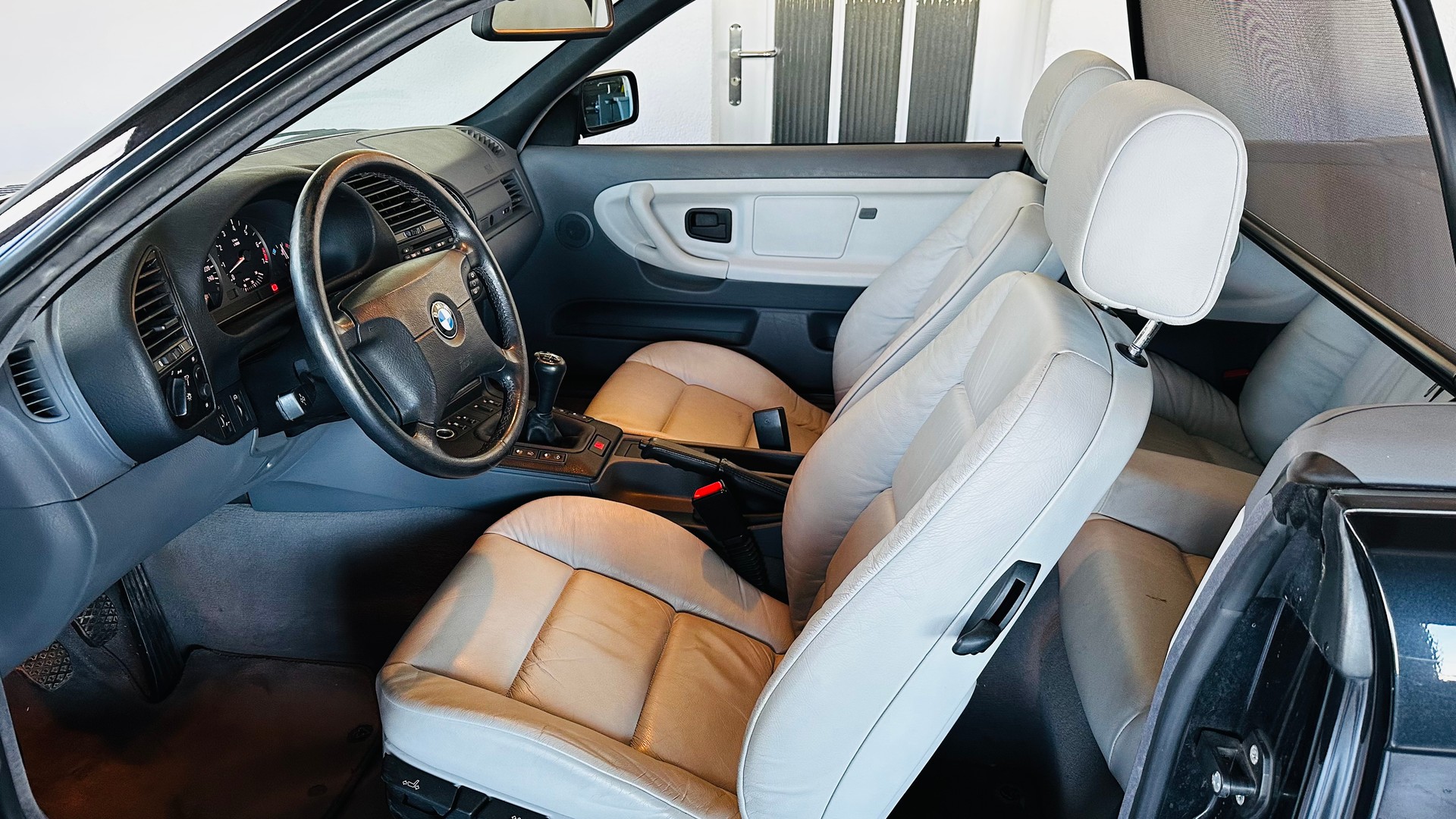 BMW 320i Cabrio Sport-image-11