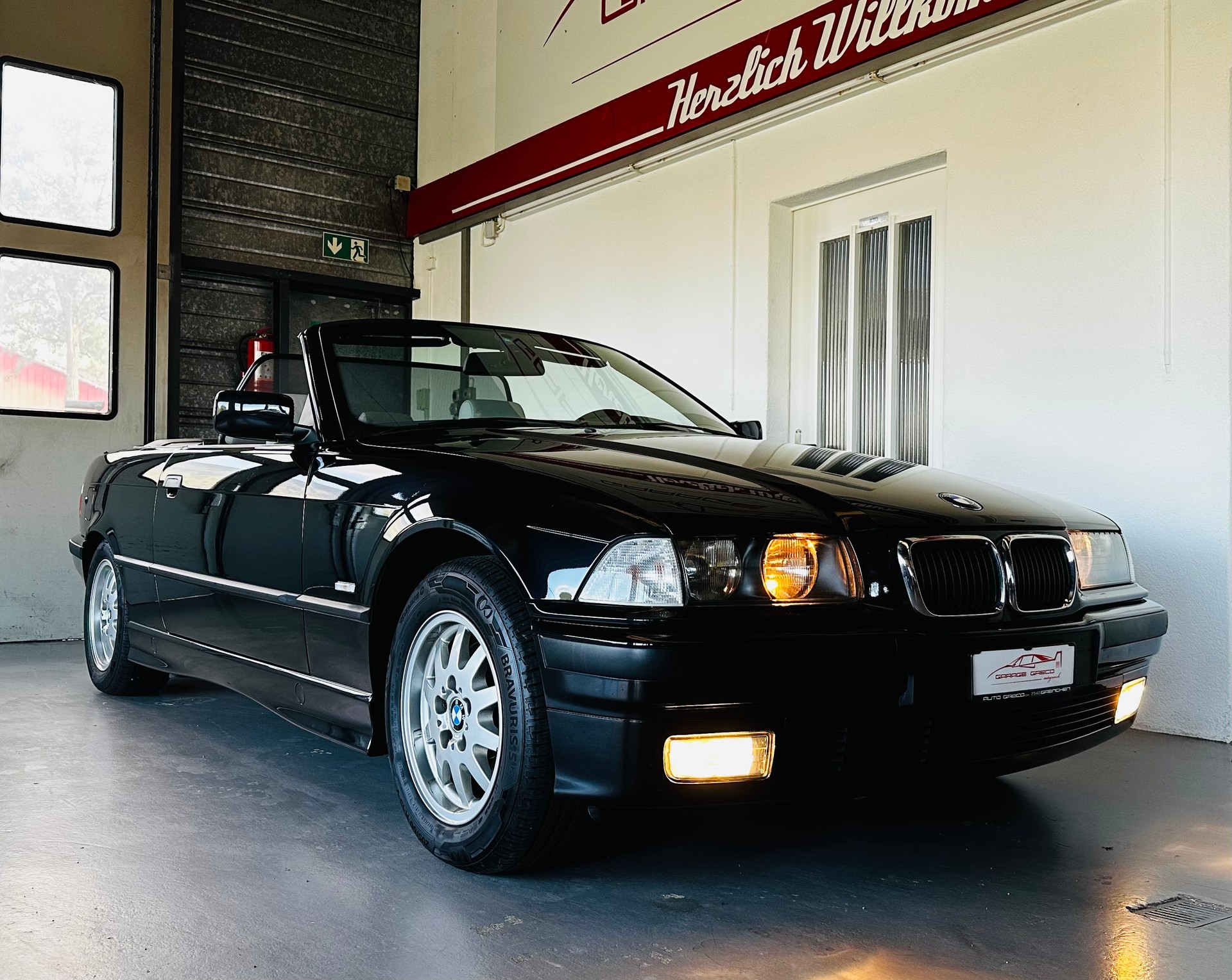 BMW 320i Cabrio Sport-image-3