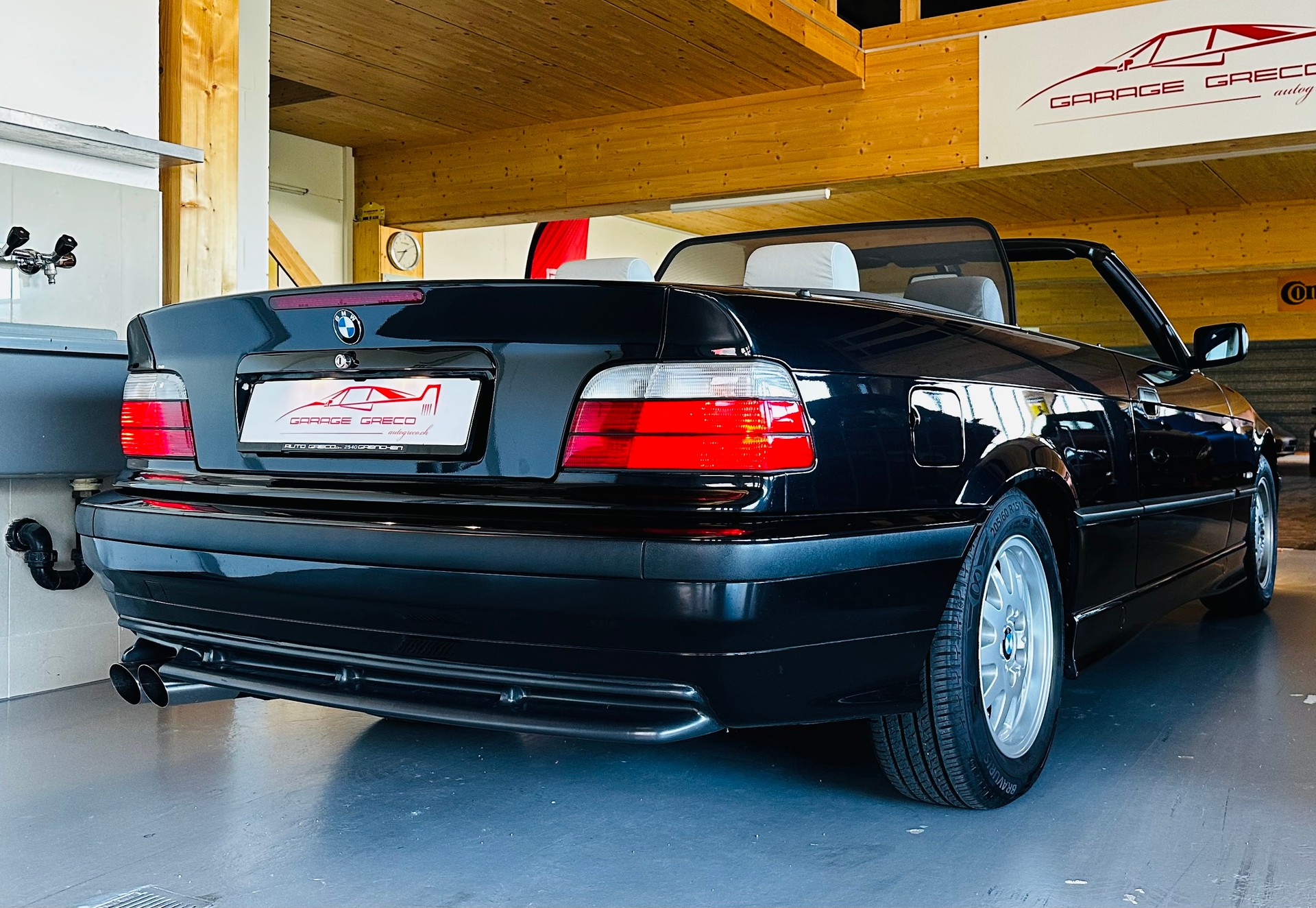 BMW 320i Cabrio Sport-image-8