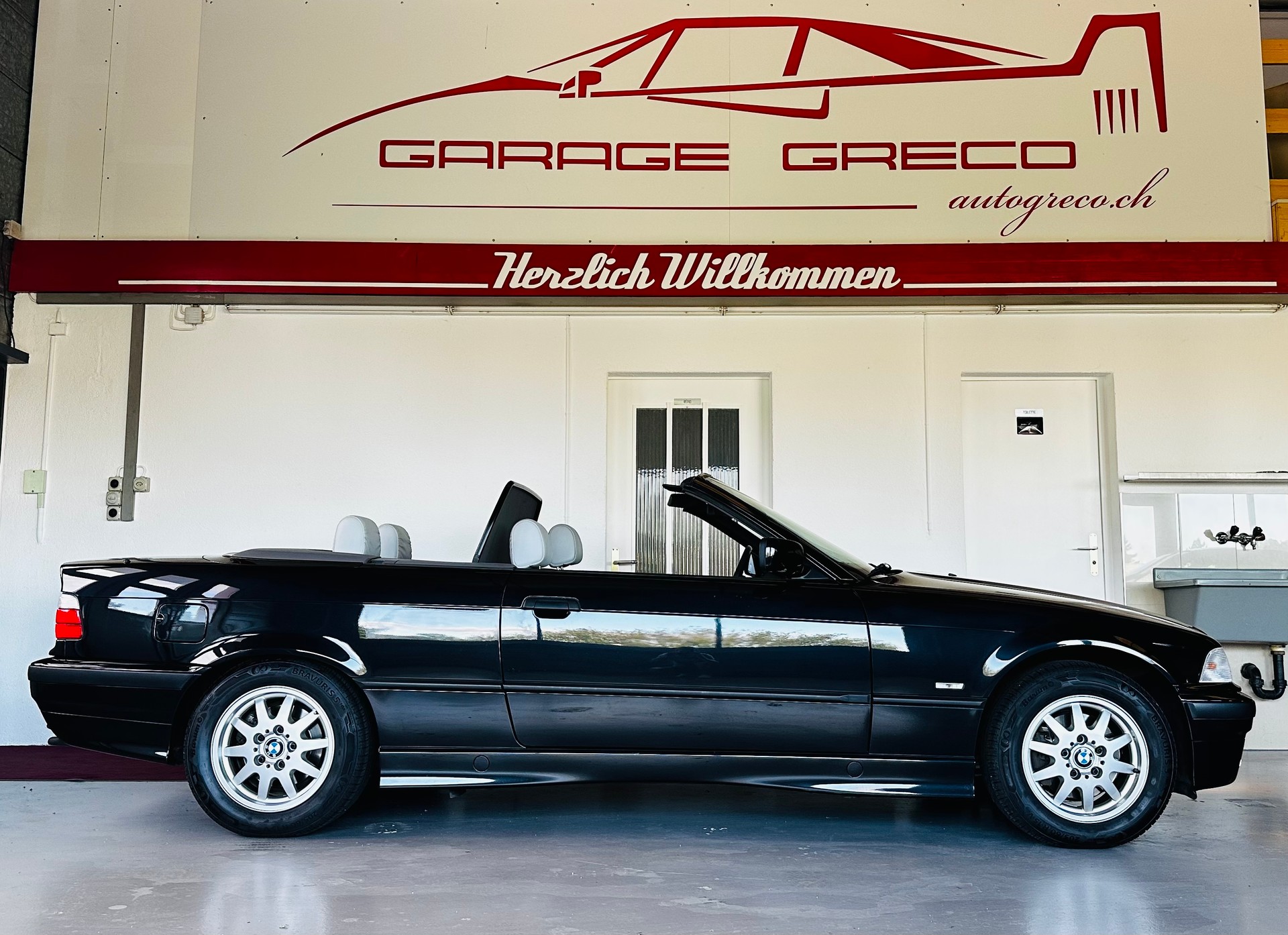 BMW 320i Cabrio Sport-image-2
