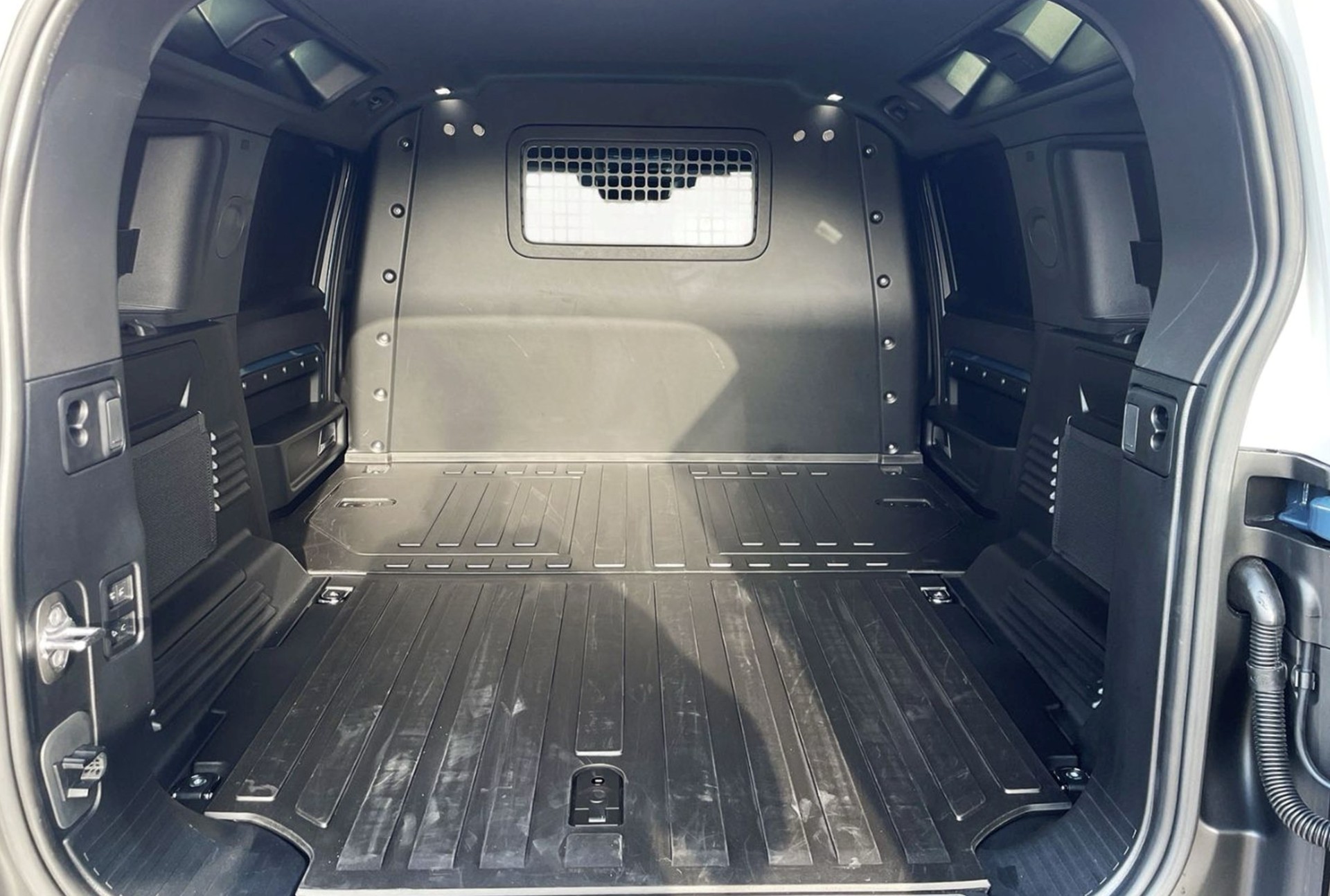 LAND ROVER DEFENDER 110 3.0 D 300-image-10