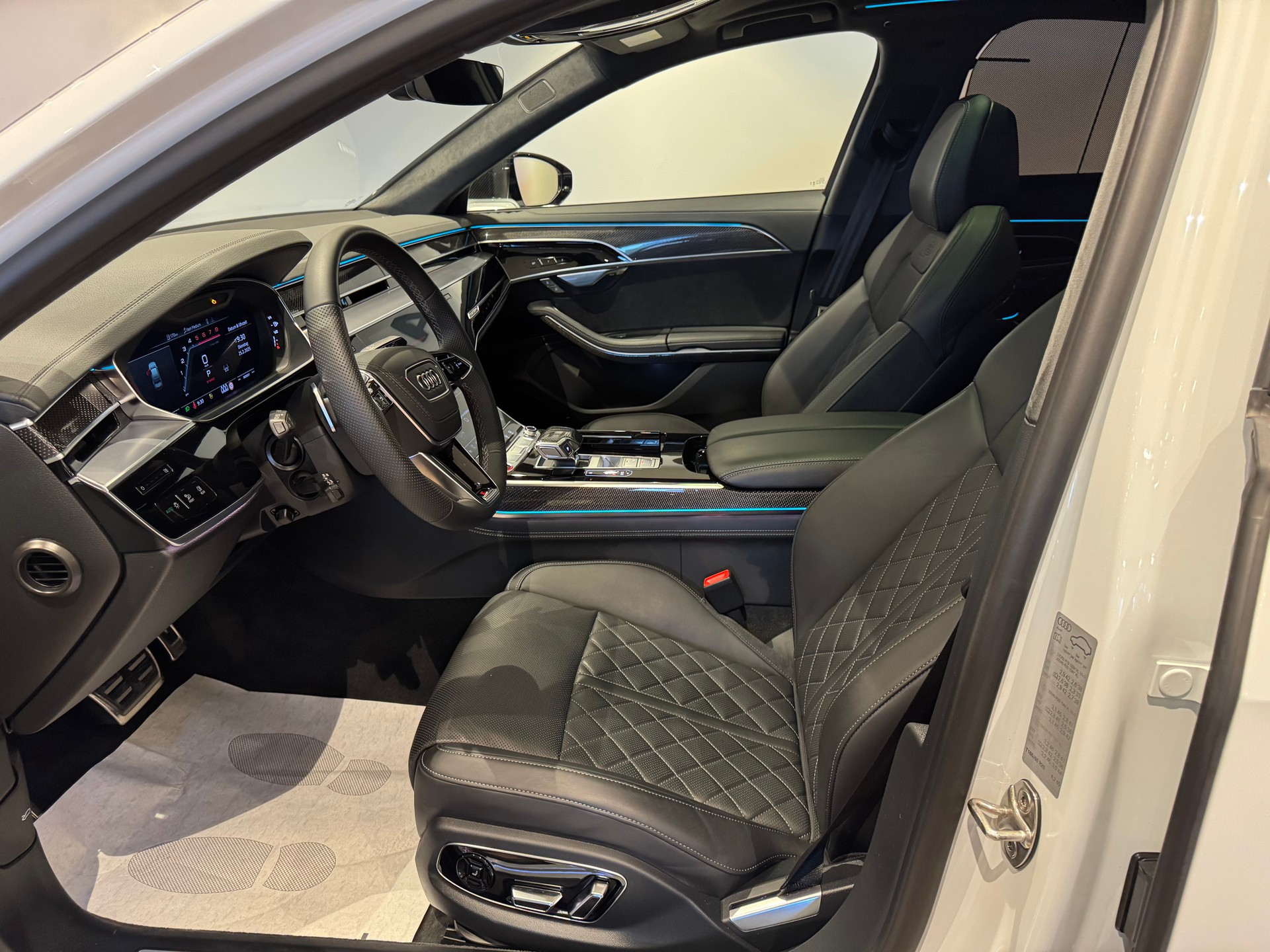 AUDI S8 4.0 V8 TFSI quattro T-Tronic-image-12