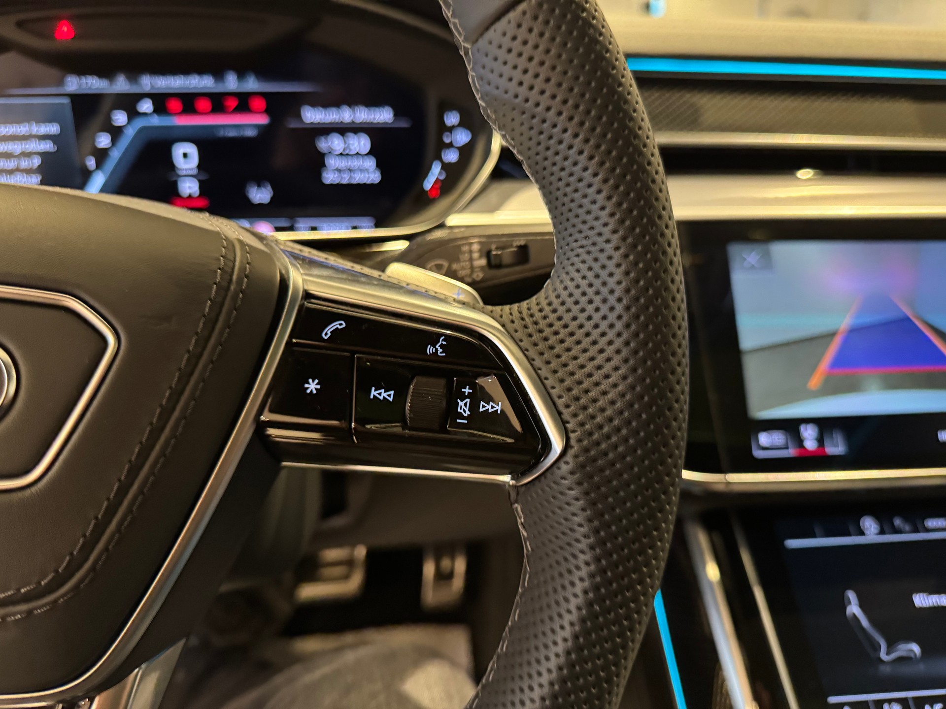 AUDI S8 4.0 V8 TFSI quattro T-Tronic-image-16