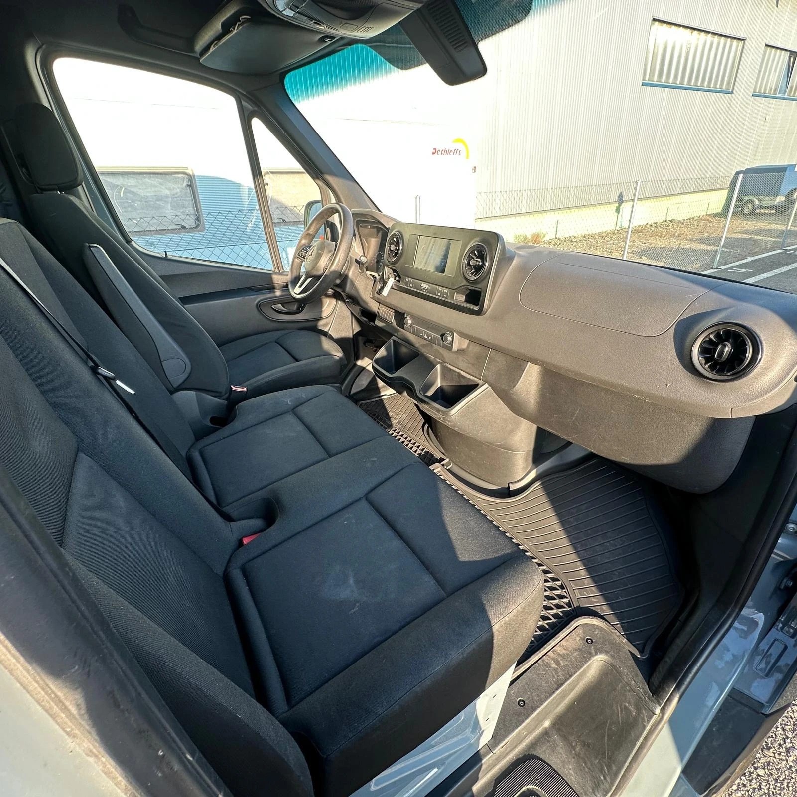 MERCEDES-BENZ Sprinter 214 CDI Standard 9G-TRONIC FWD-image-25